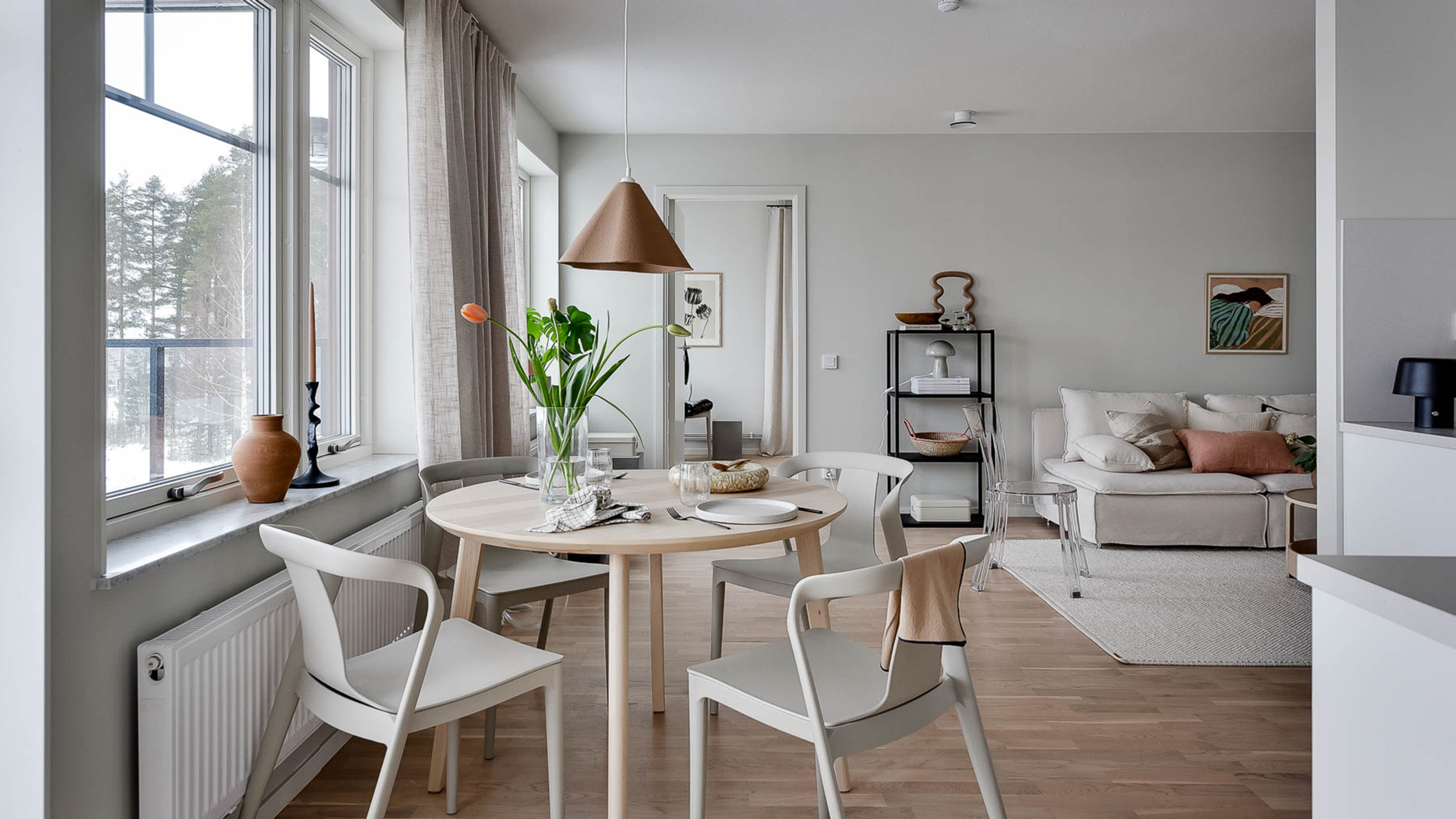 Öppen planlösning mellan kök och vardagsrum