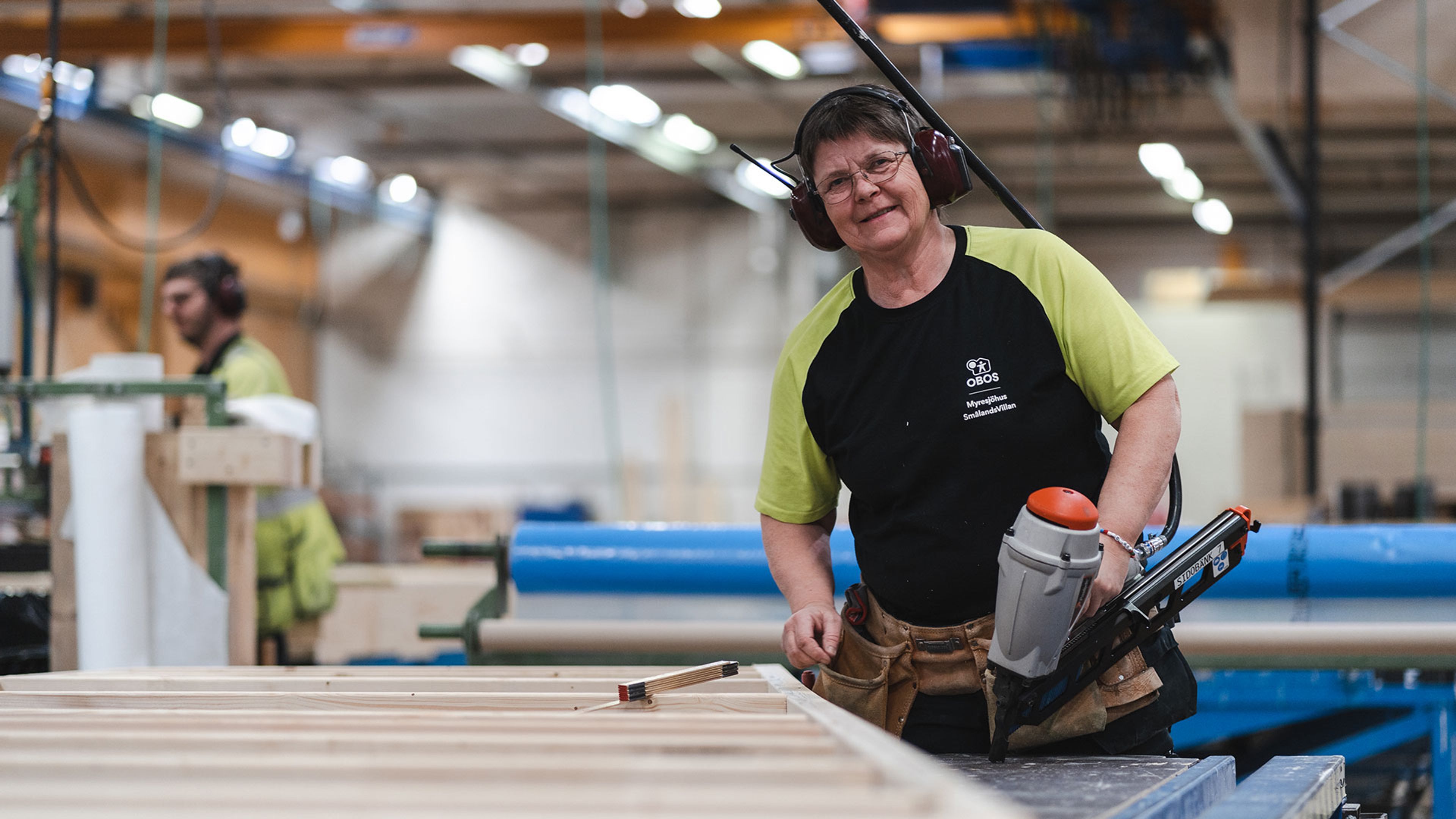 arbetare i fabriken som är glad