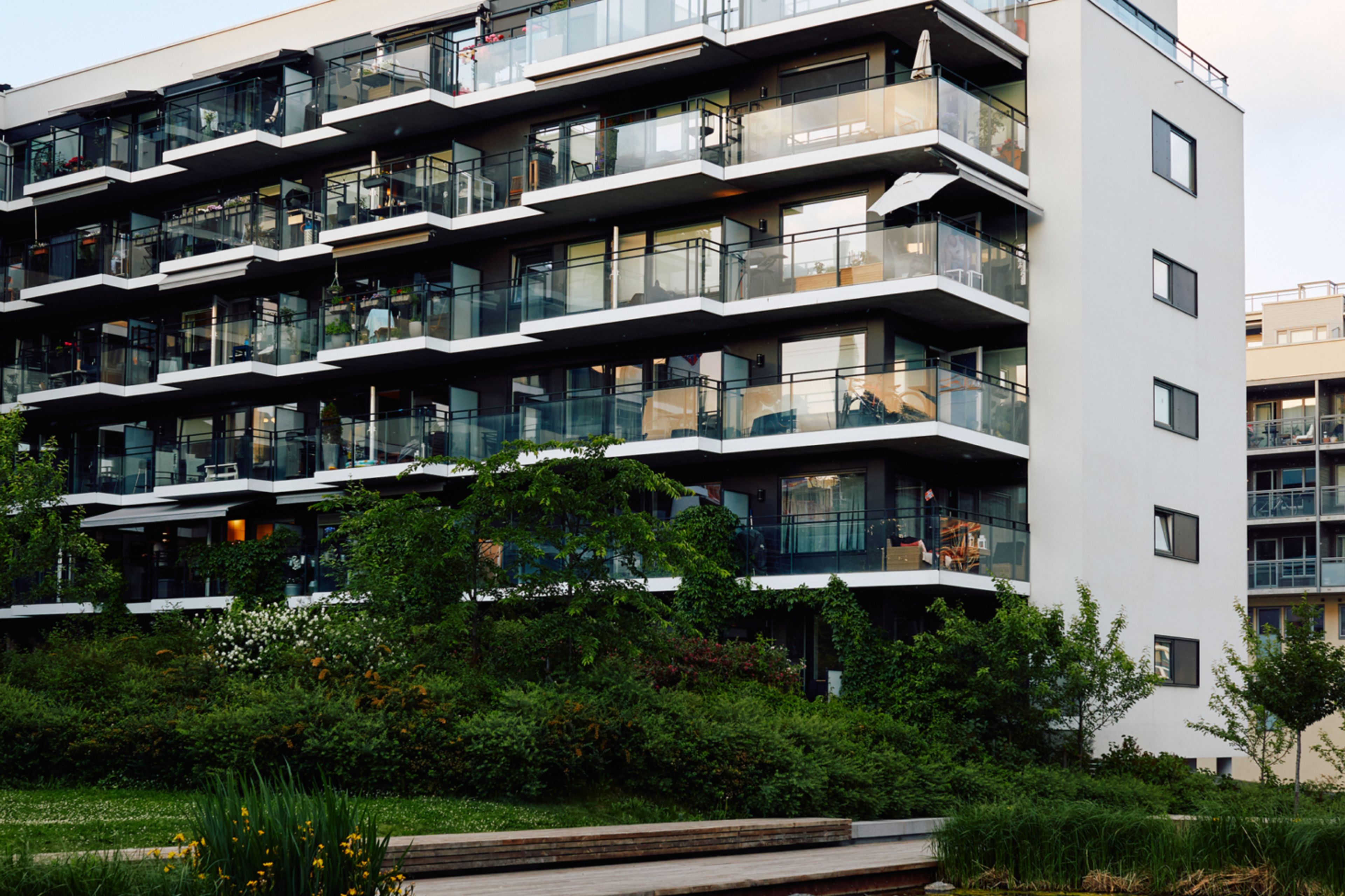 Bildet viser fasade og vann foran Gladenpark borettslag.
