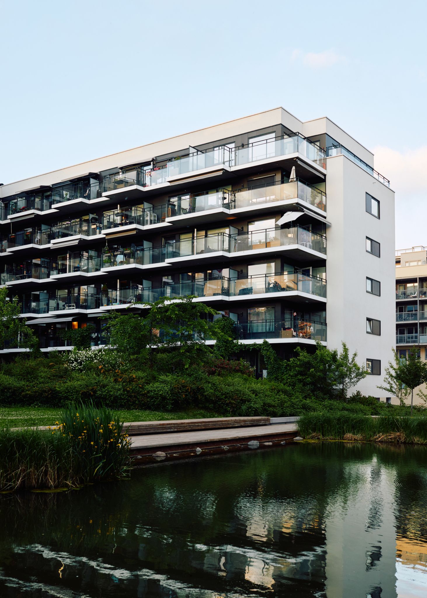 Bildet viser fasade og vann foran Gladenpark borettslag.