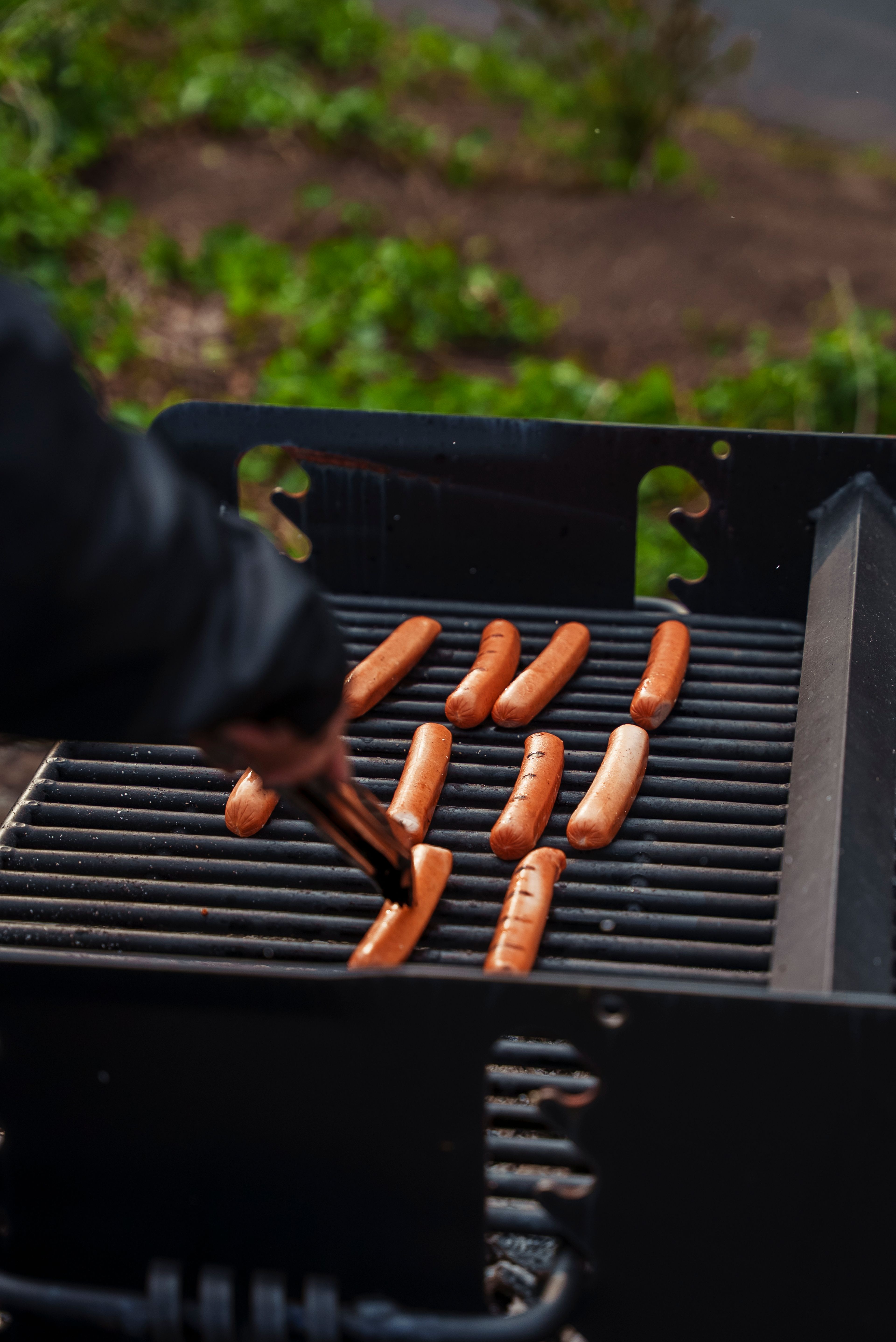 Pølser ligger på en grill