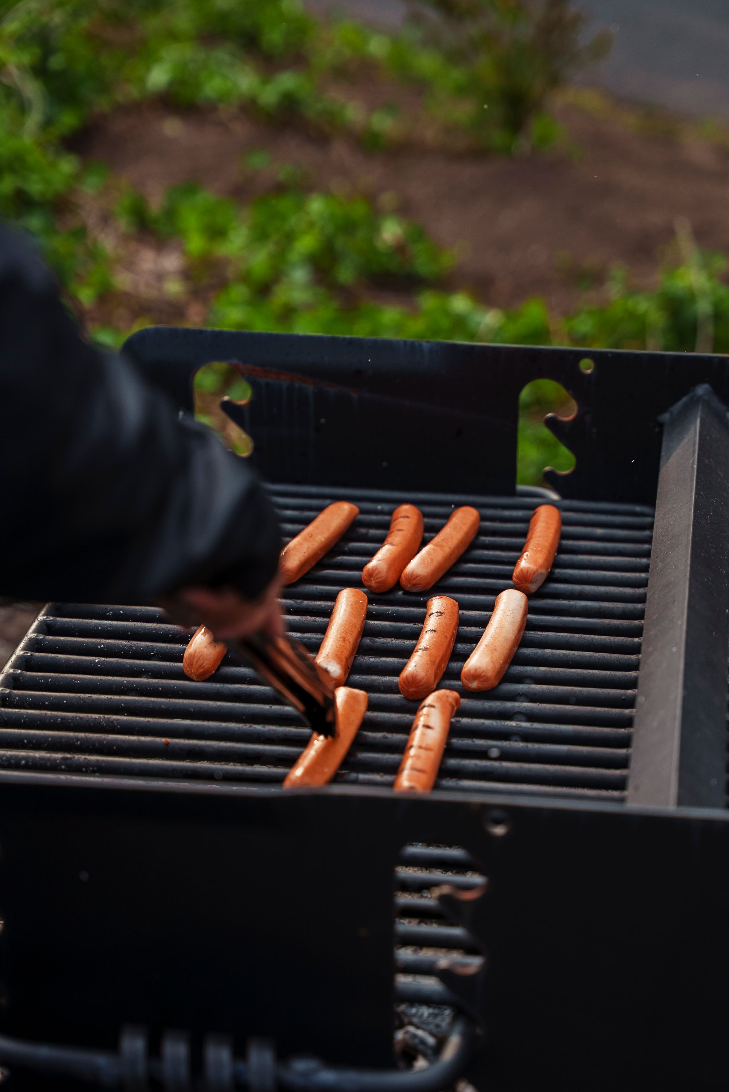 Pølser ligger på en grill