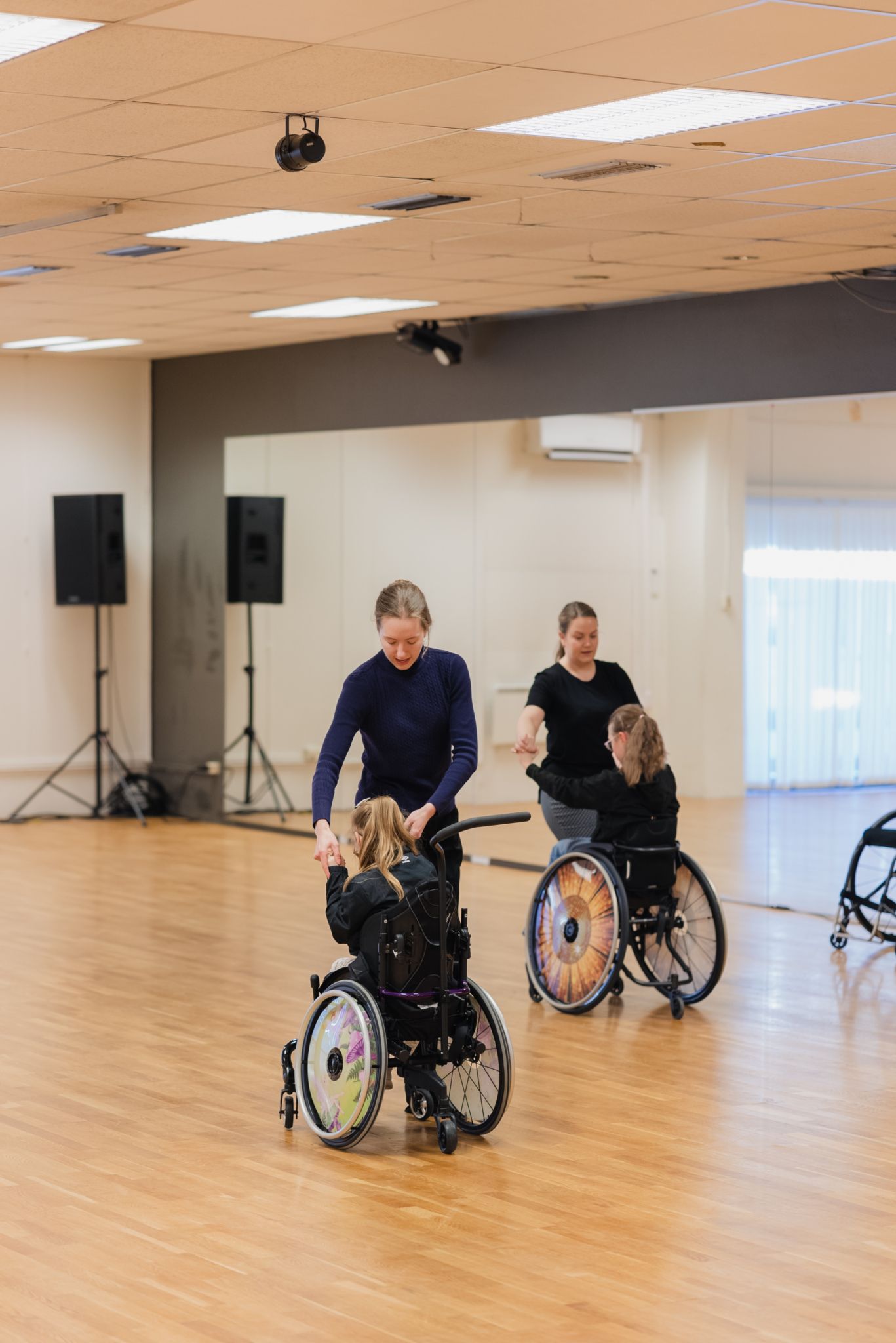 Foto av to instruktører som danser sammen med to av paradanserne.