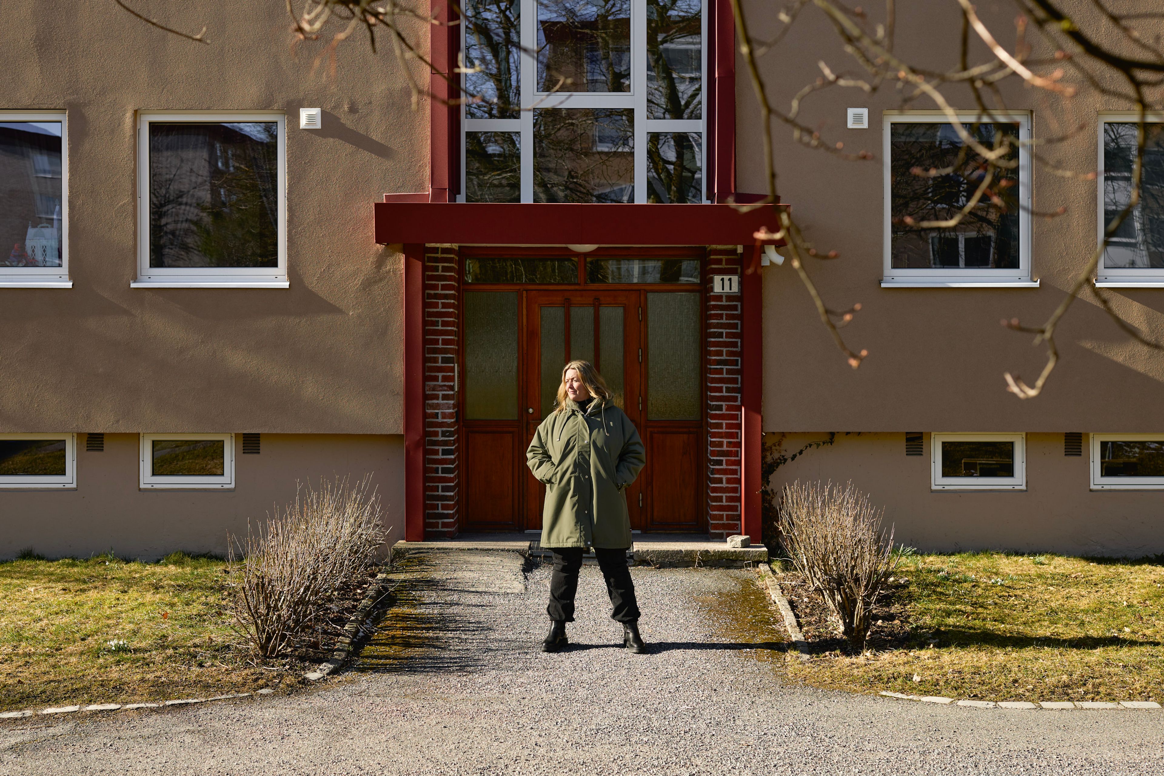 Styreleder i Rognerud borettslag, Tone Gulliksen, står ute foran en av blokkene i borettslaget.