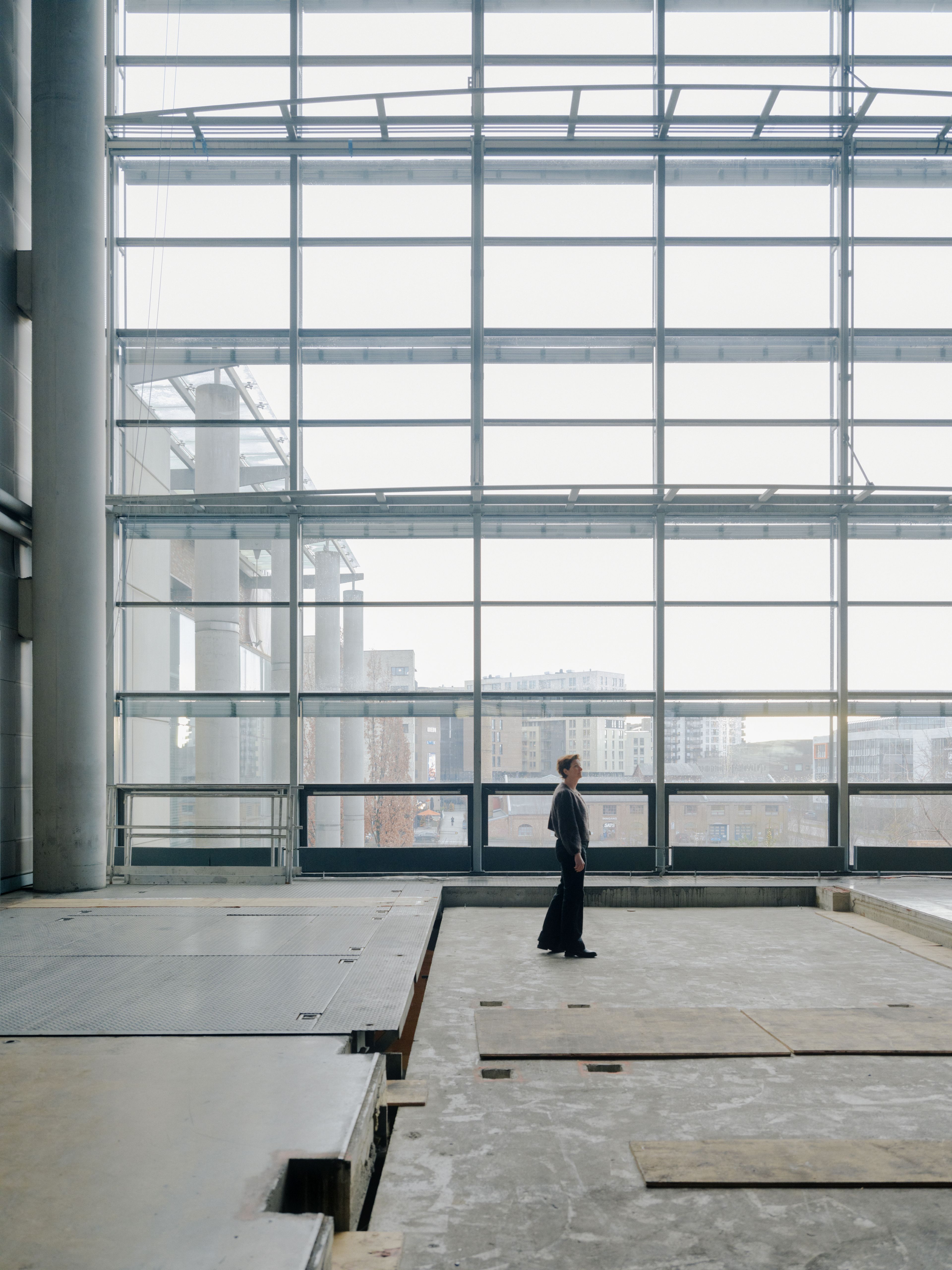 Foto av Birgitte Molstad, miljødirektør i OBOS, som går rundt i de tomme trykkerilokalene på Nydalen.