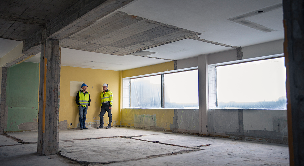 Geir A. Fredriksen og Thomas Veidal står sammen inne i bygget.