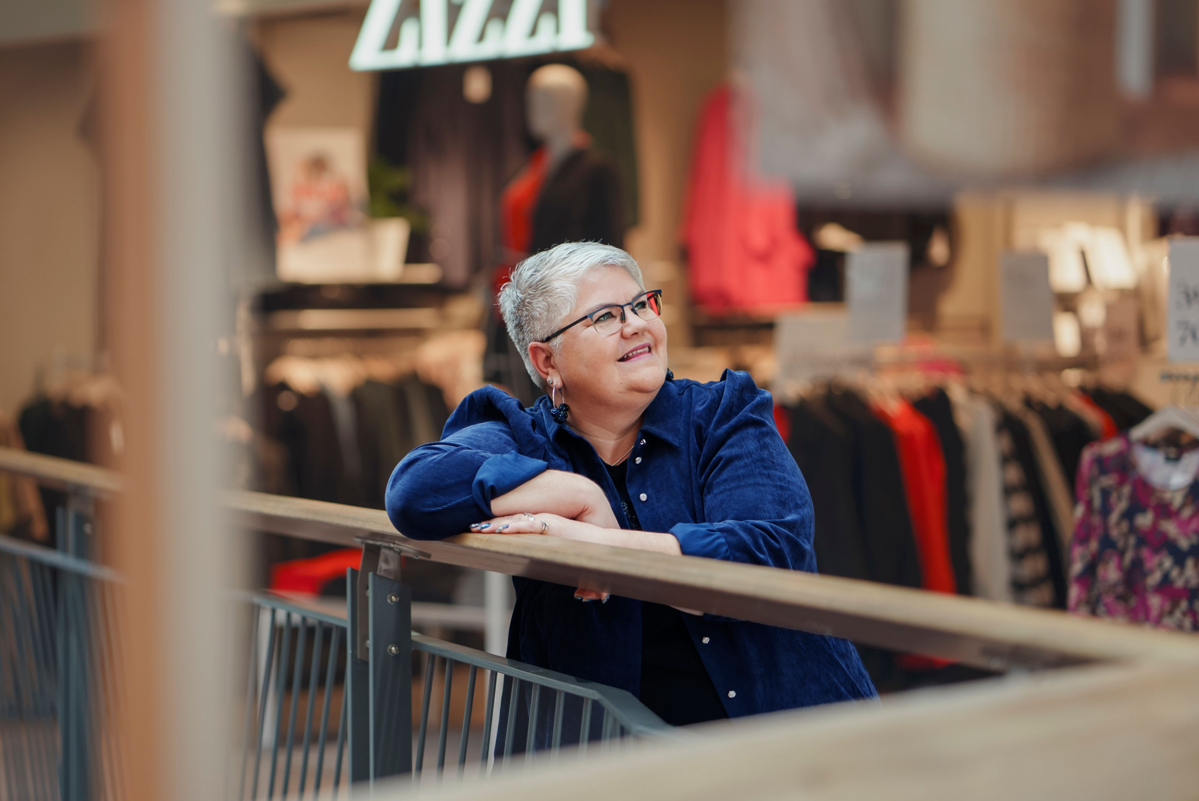 Portrett av Eva Marie Willms rett utenfor Zizzi-butikken hun jobber i på Tveita Senter.