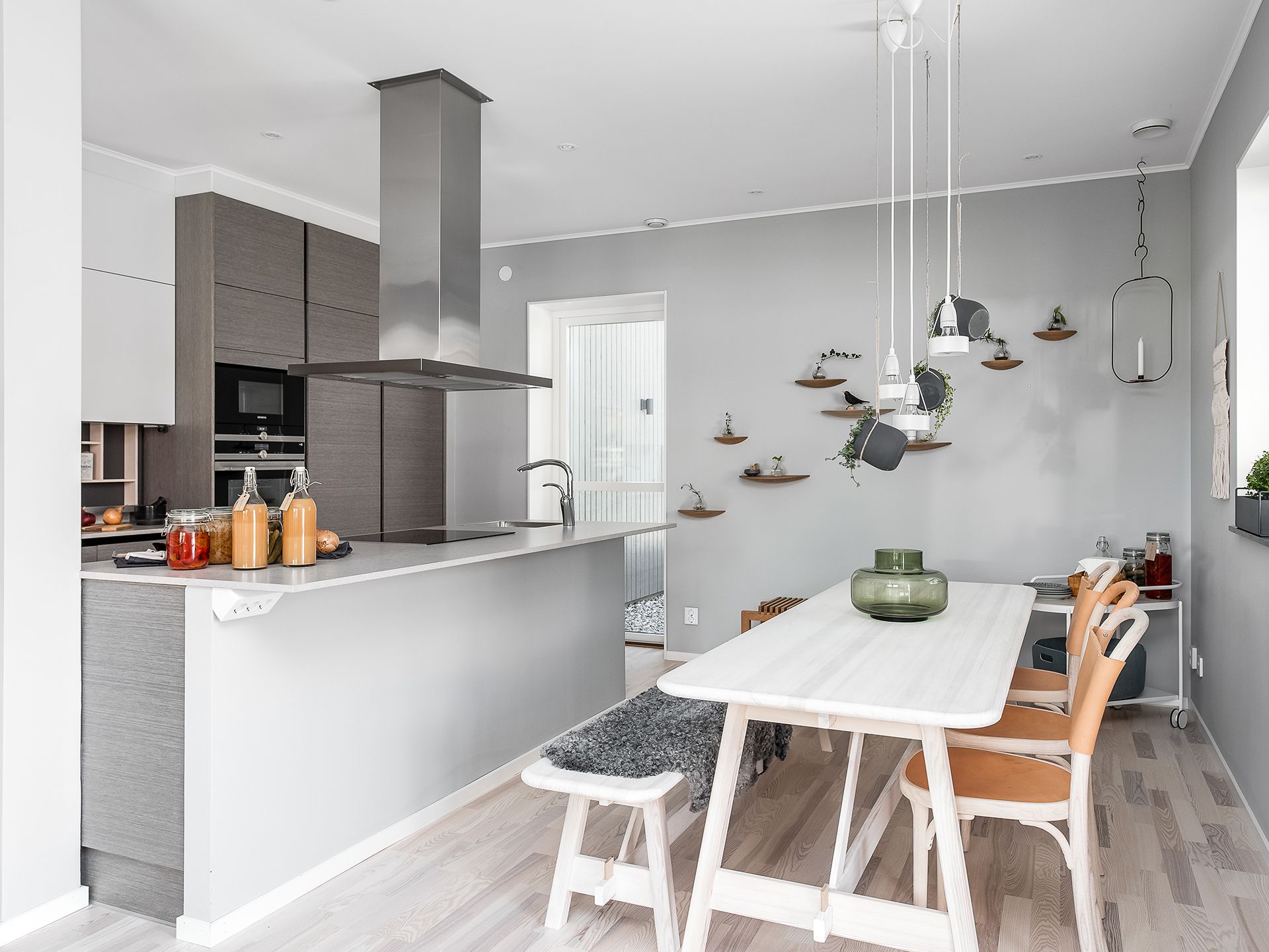 Ett grått och modernt kök i en nyproducerad villa