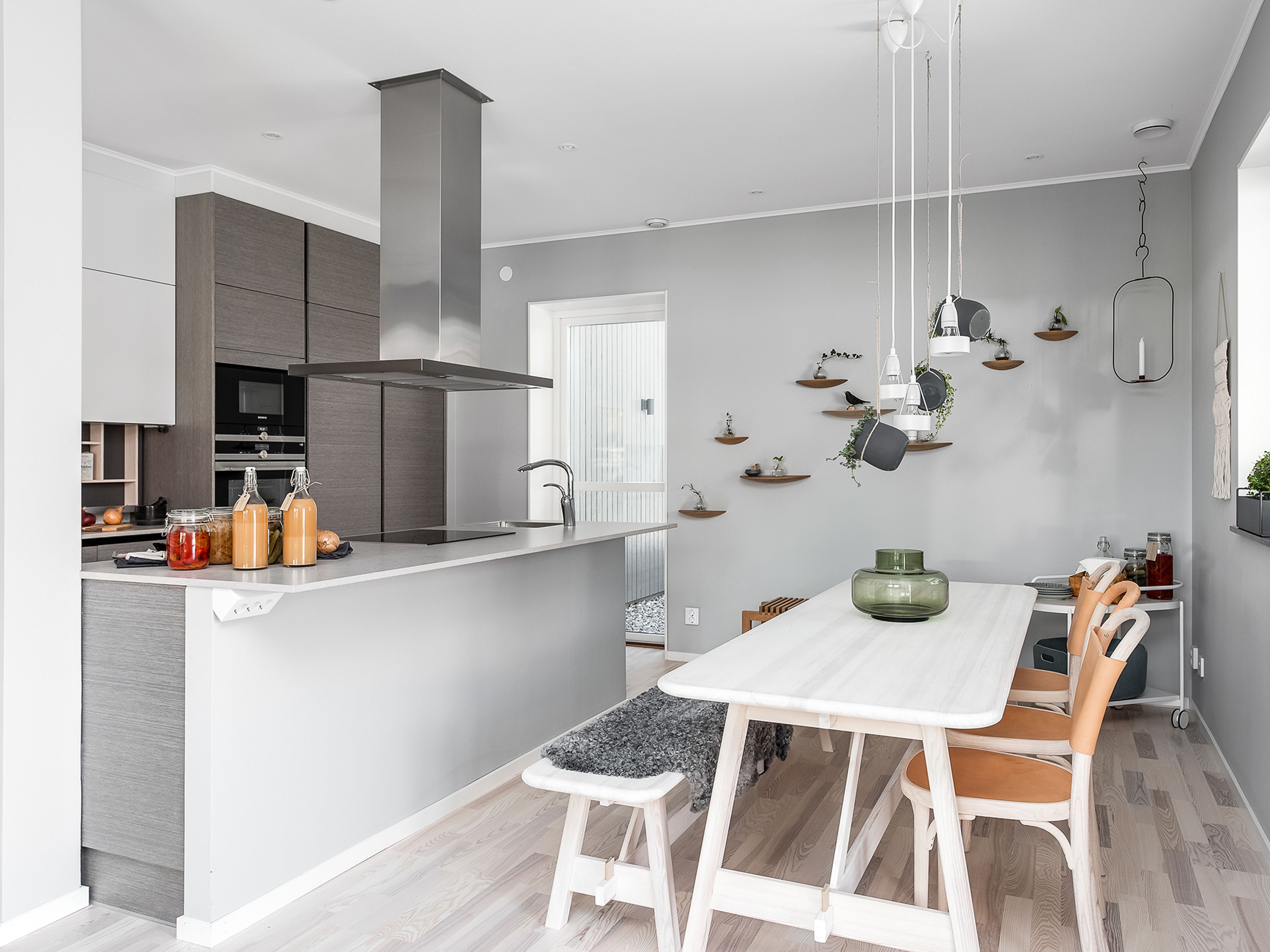 Ett grått och modernt kök i en nyproducerad villa