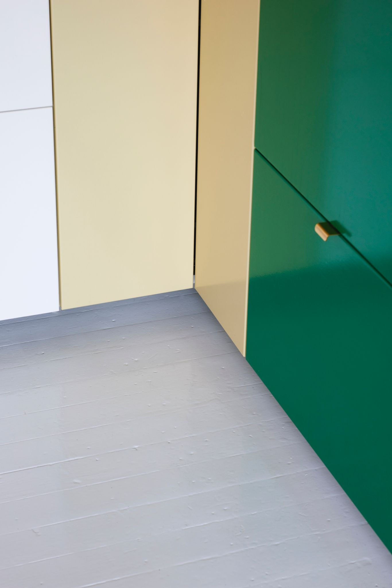 Bildet av noen av skapdørene på kjøkkenet.