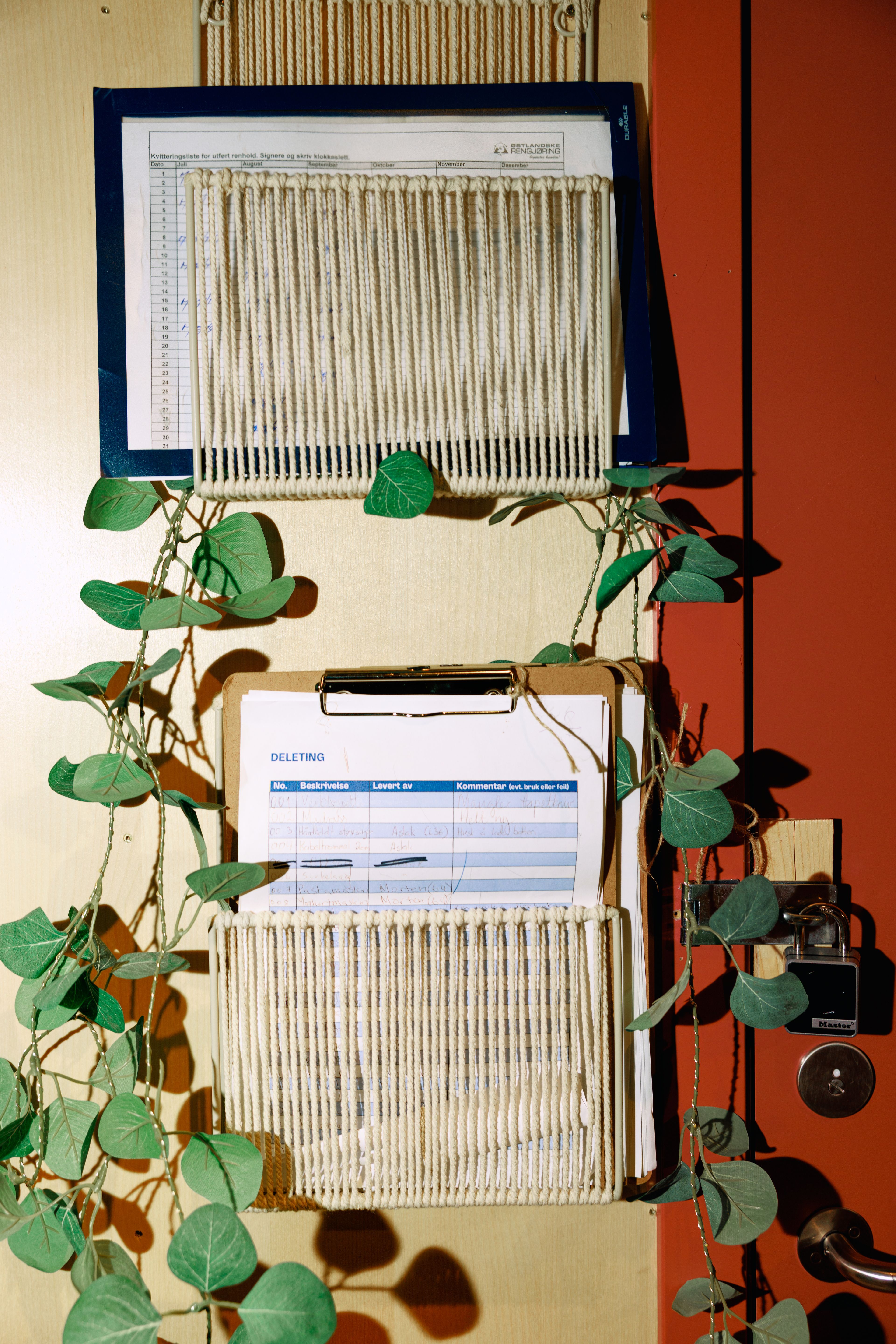 En vegghengt hylle med lister til beboerne. 