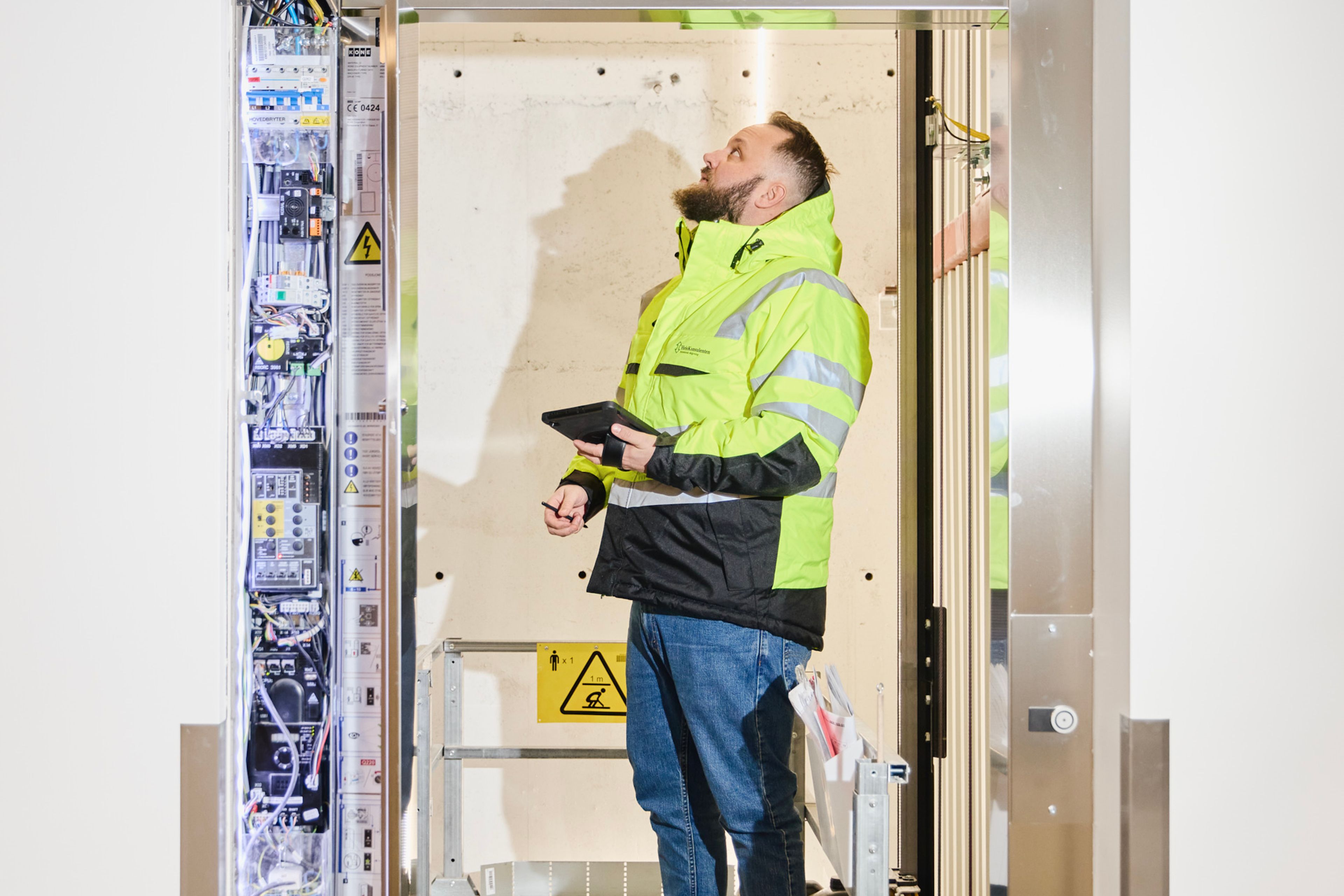 Heiskonsulent monterer ny heis i et borettslag