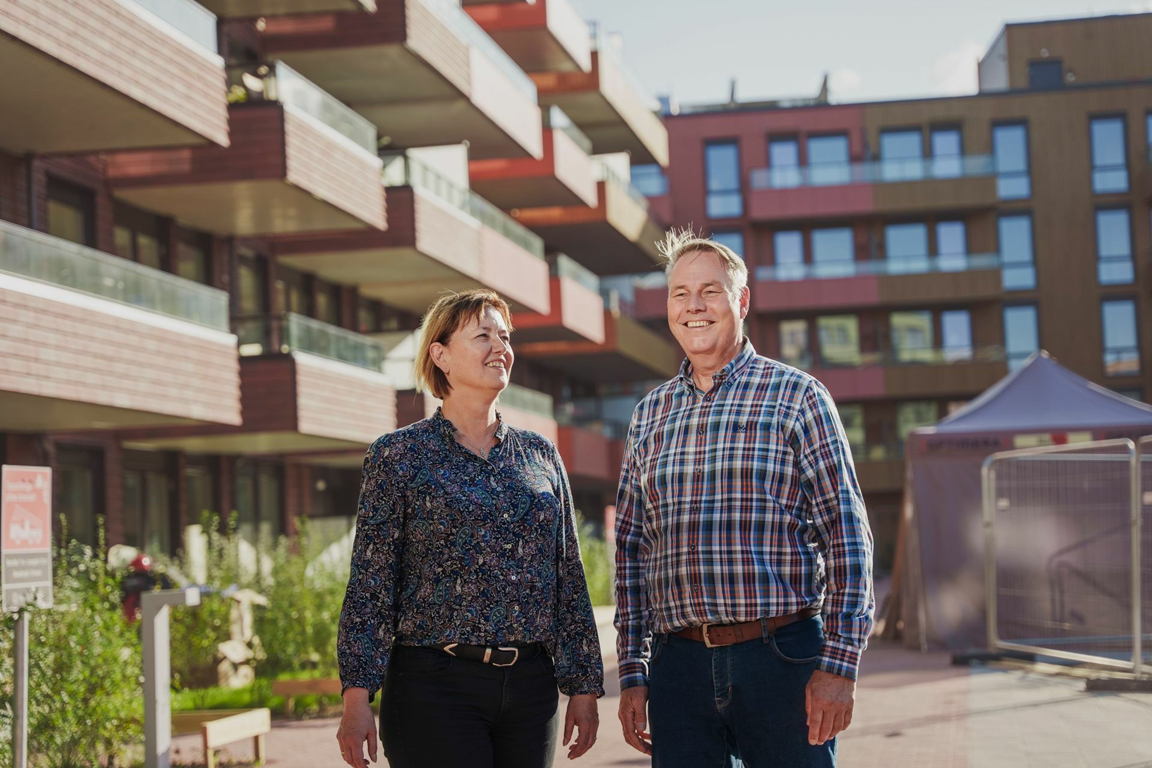 Mann og kvinne som står i gårsdsrommet i boligprosjektet Lumanders hage