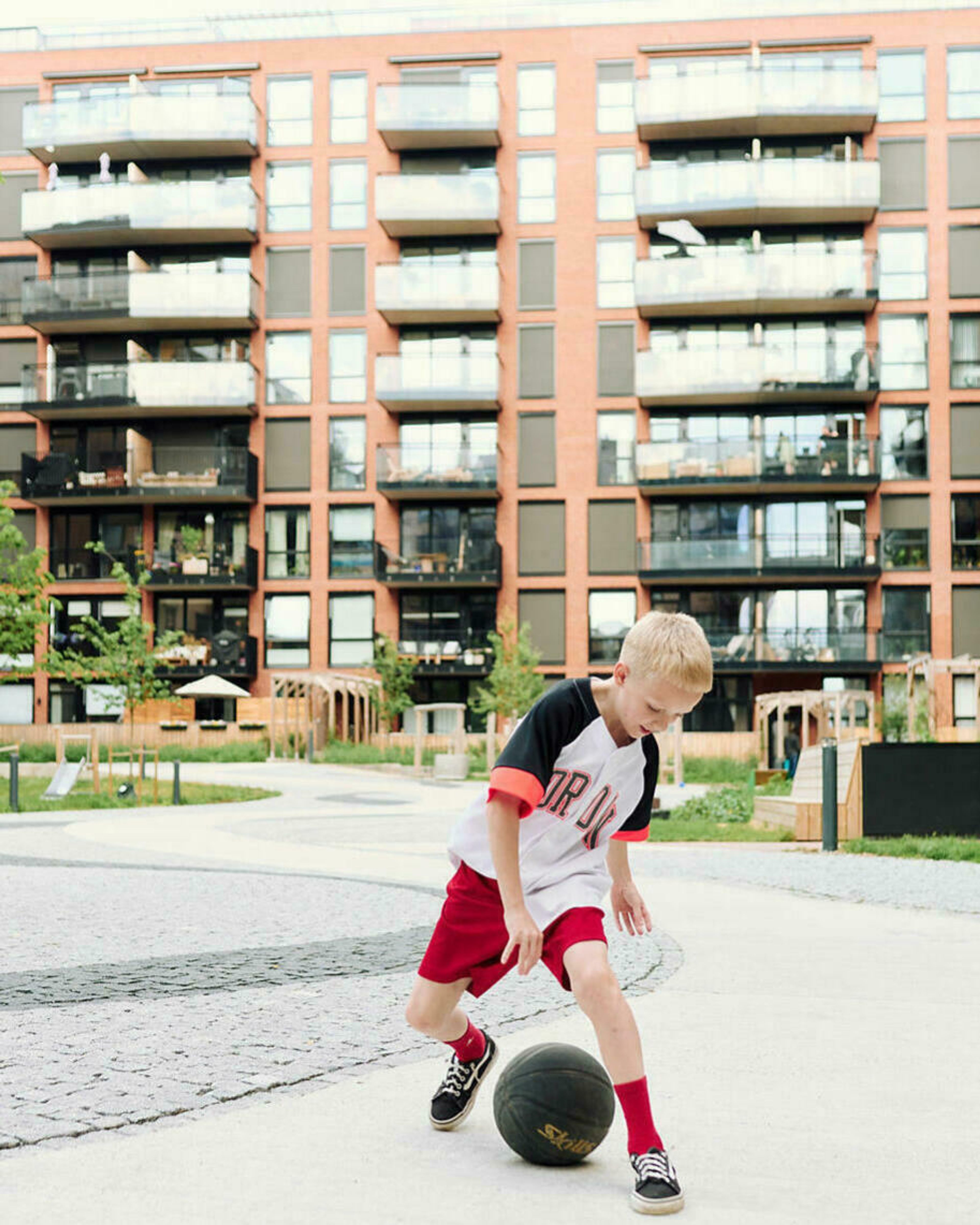 Noa spiller basket i bakgården i Løren botaniske