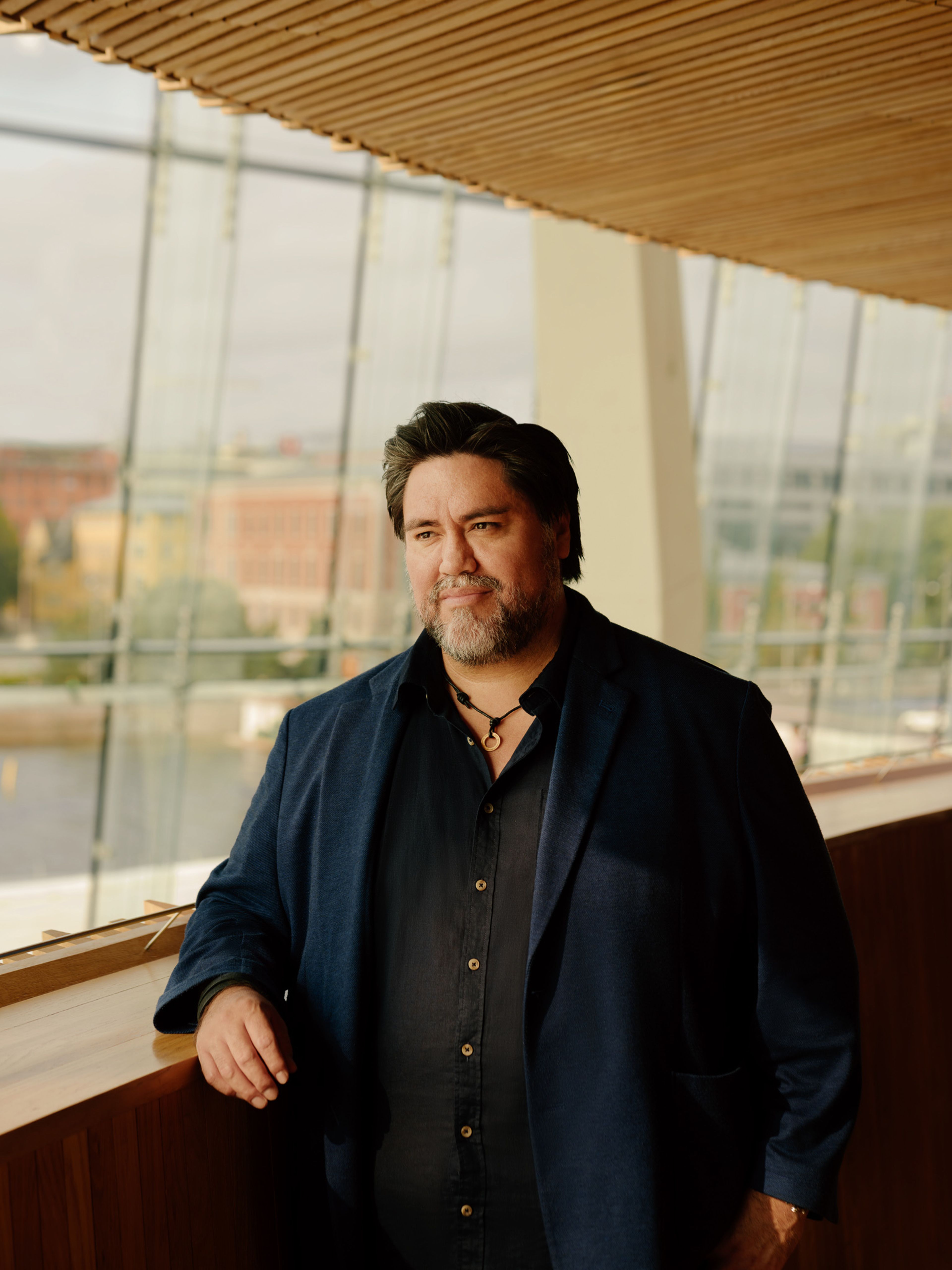 Portrett av Yngve Søberg, hvor han lener seg mot vinduskarmen i operaen