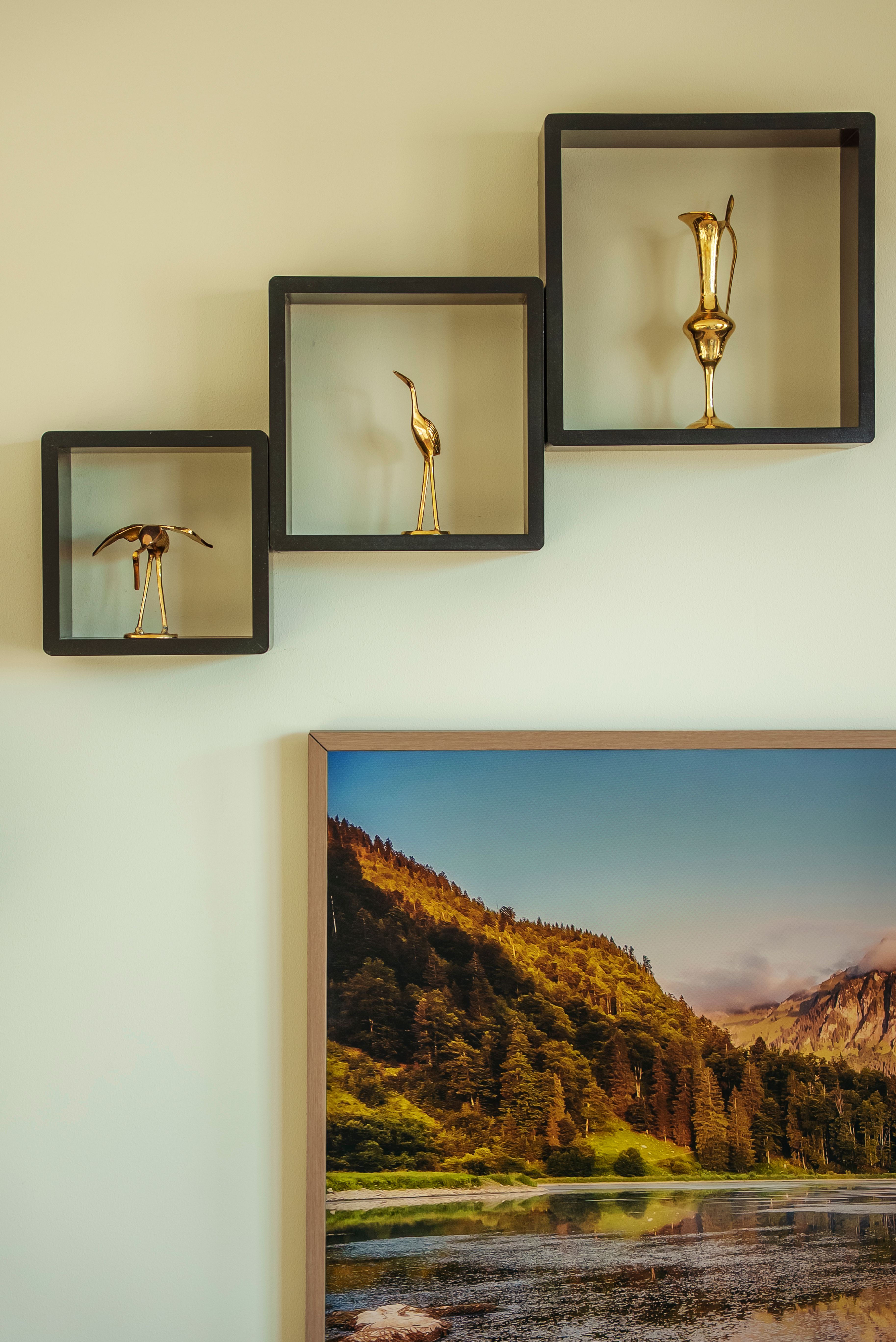 Nærbilde av TV-en til Bente og Arne med bilder overfor