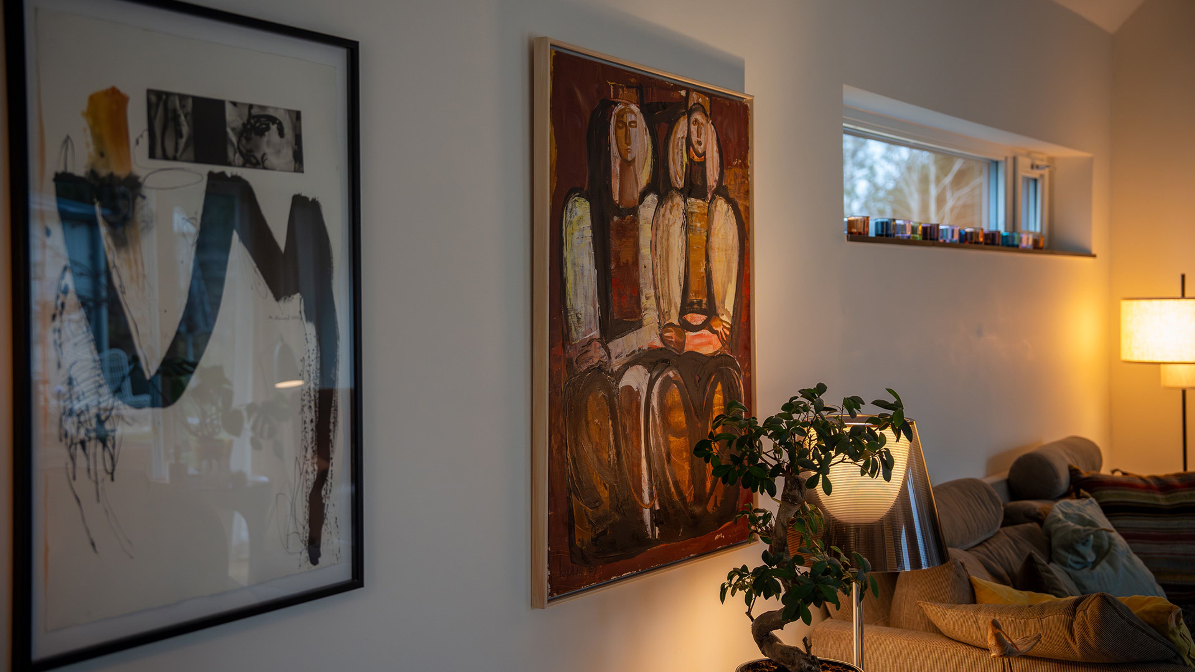 konst på väggarna i vardagsrummet