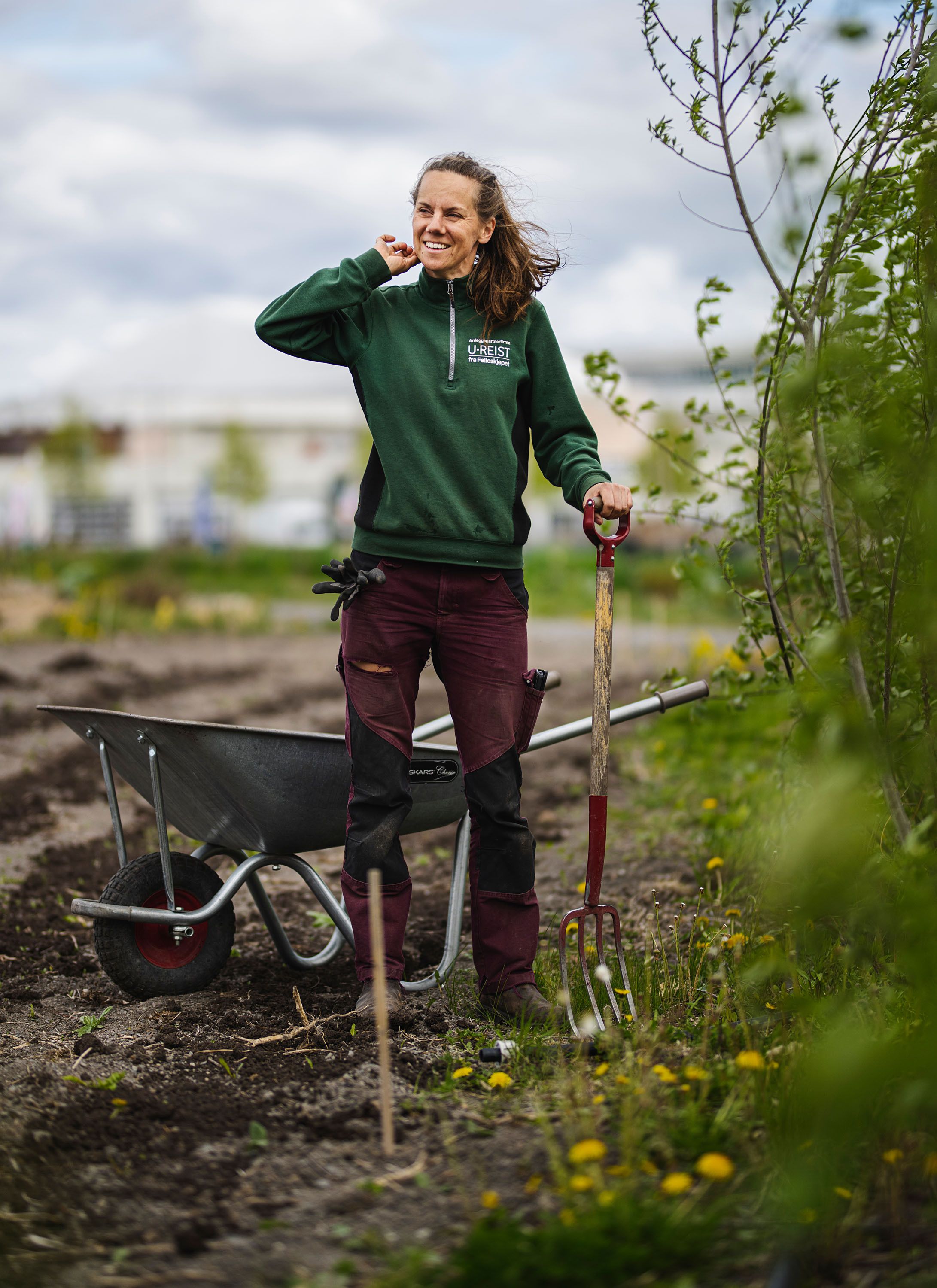 Anna Karlsson fra U.reist Felleskjøpet på Fornebu jobber i hagen