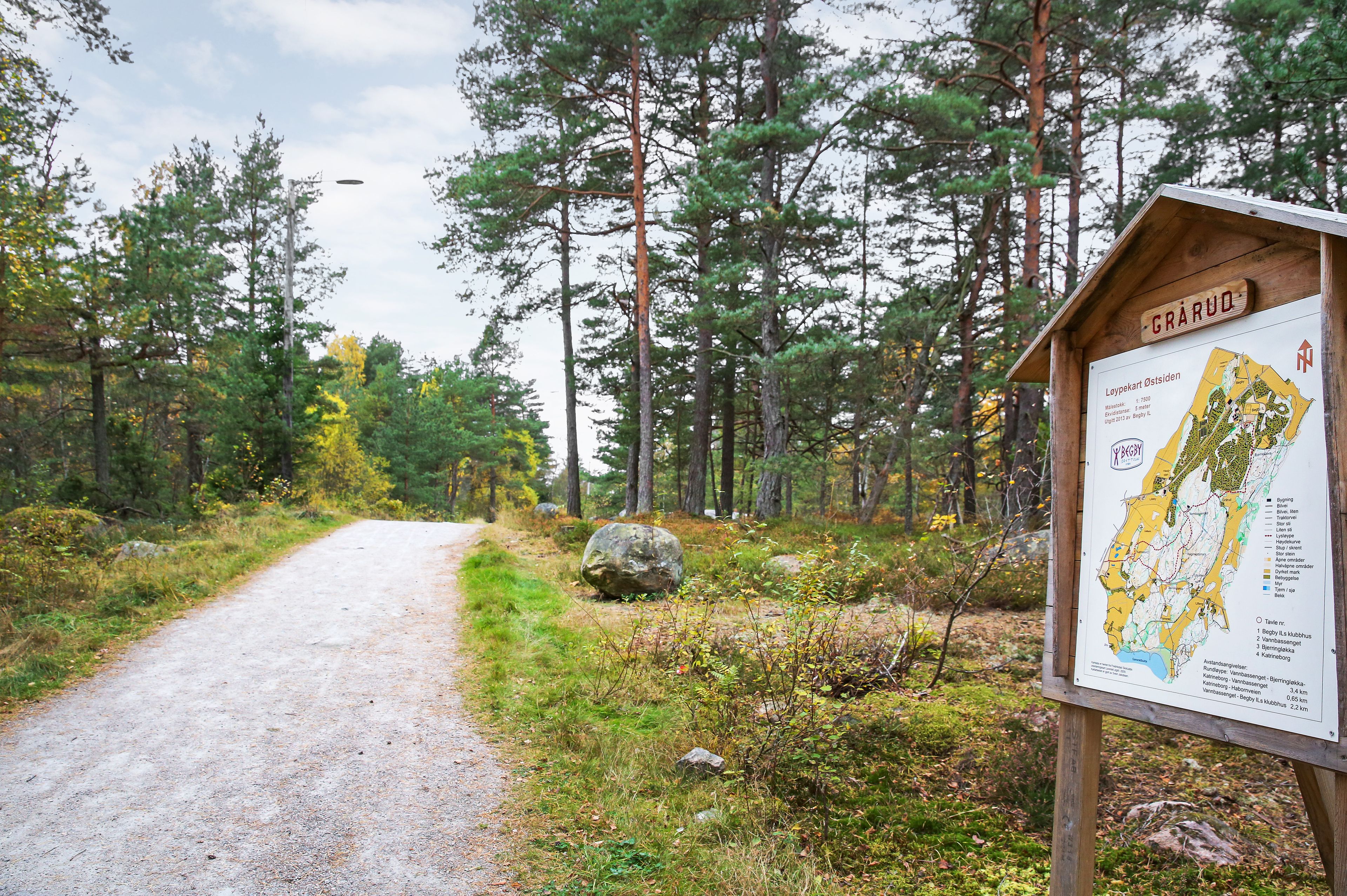 Bilde av en tursti og et kart over turområdene i nærheten av Furukrona.