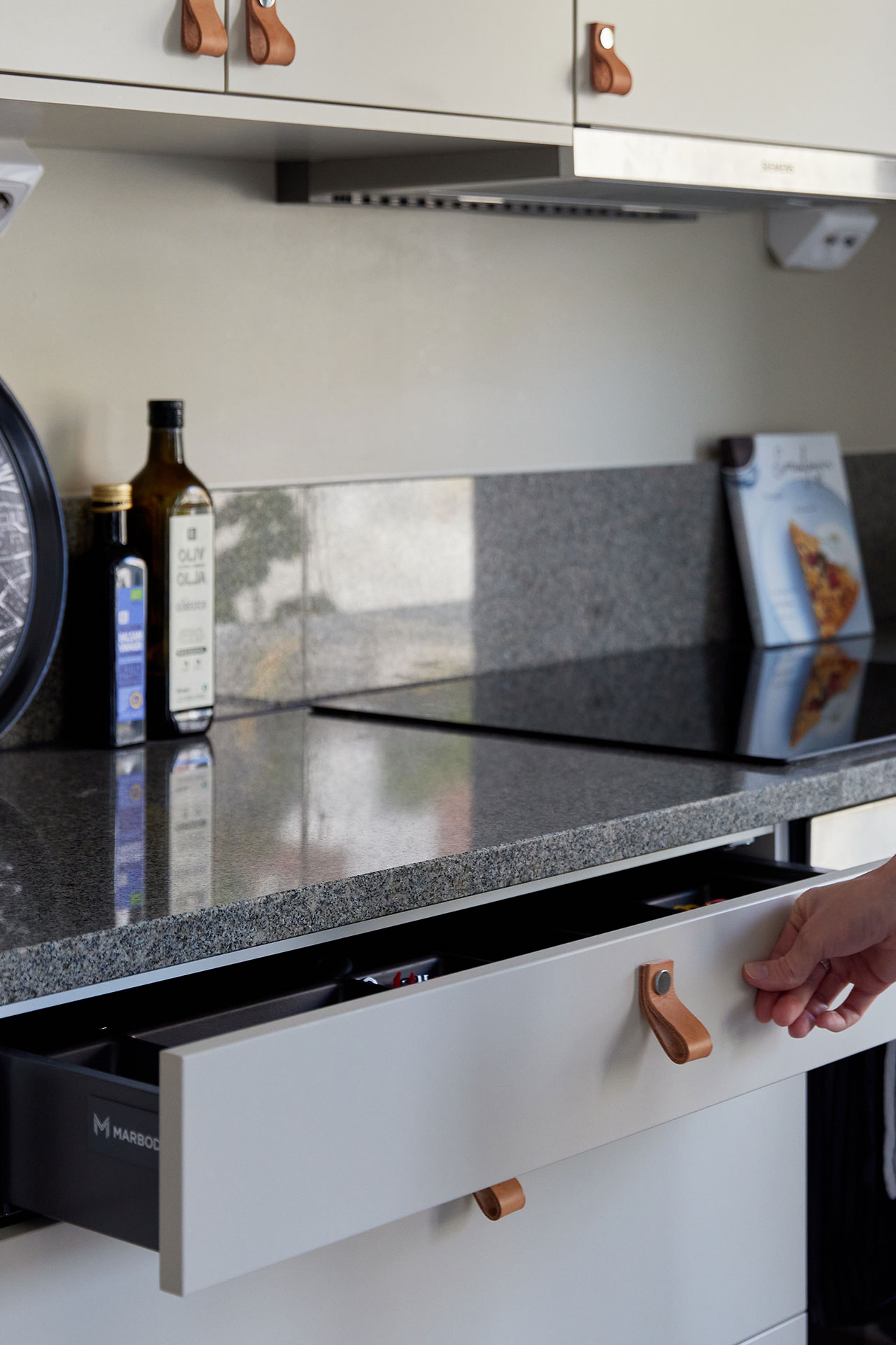 Detaljbild på utdragen kökslåda