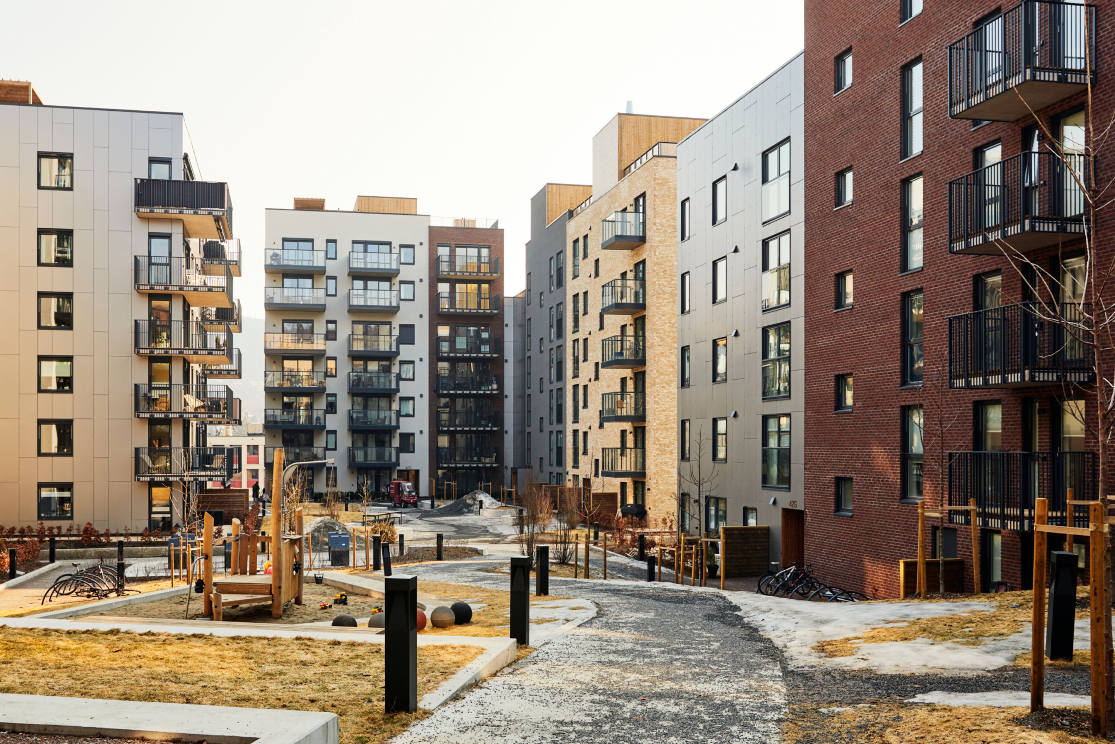 Foto av fasaden og gårdsrommet i boligprosjektet Kikut på Frysja