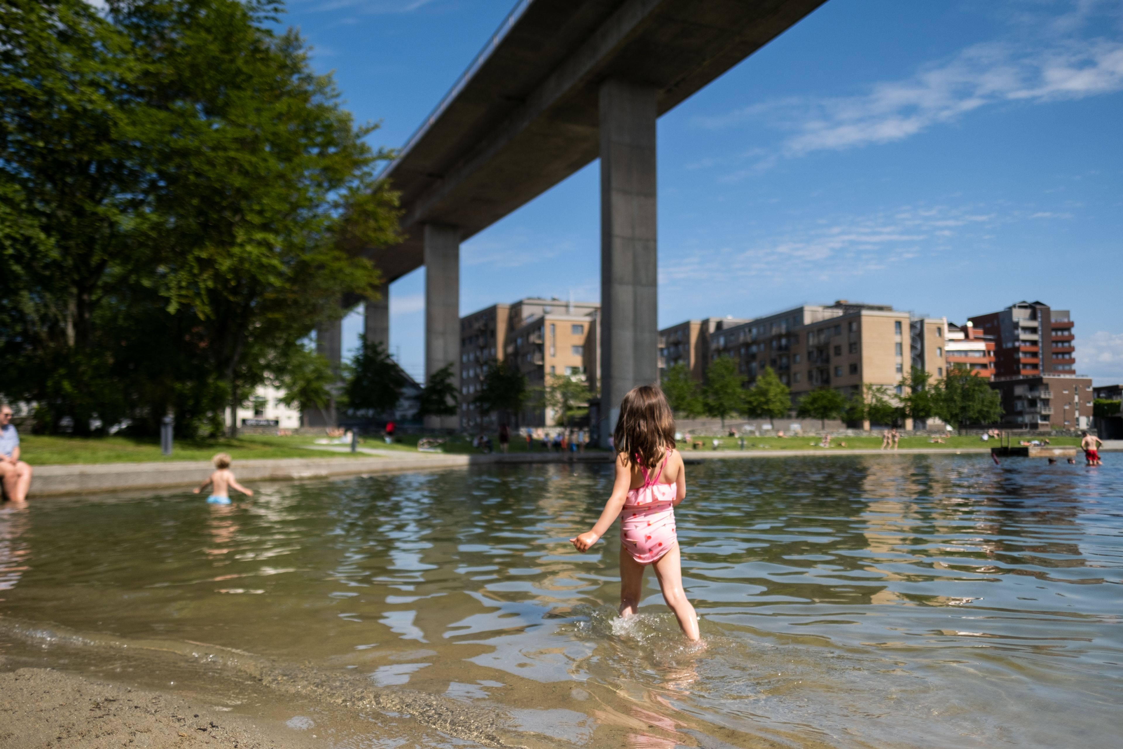Bilde av sjøen og en ferge som passerer