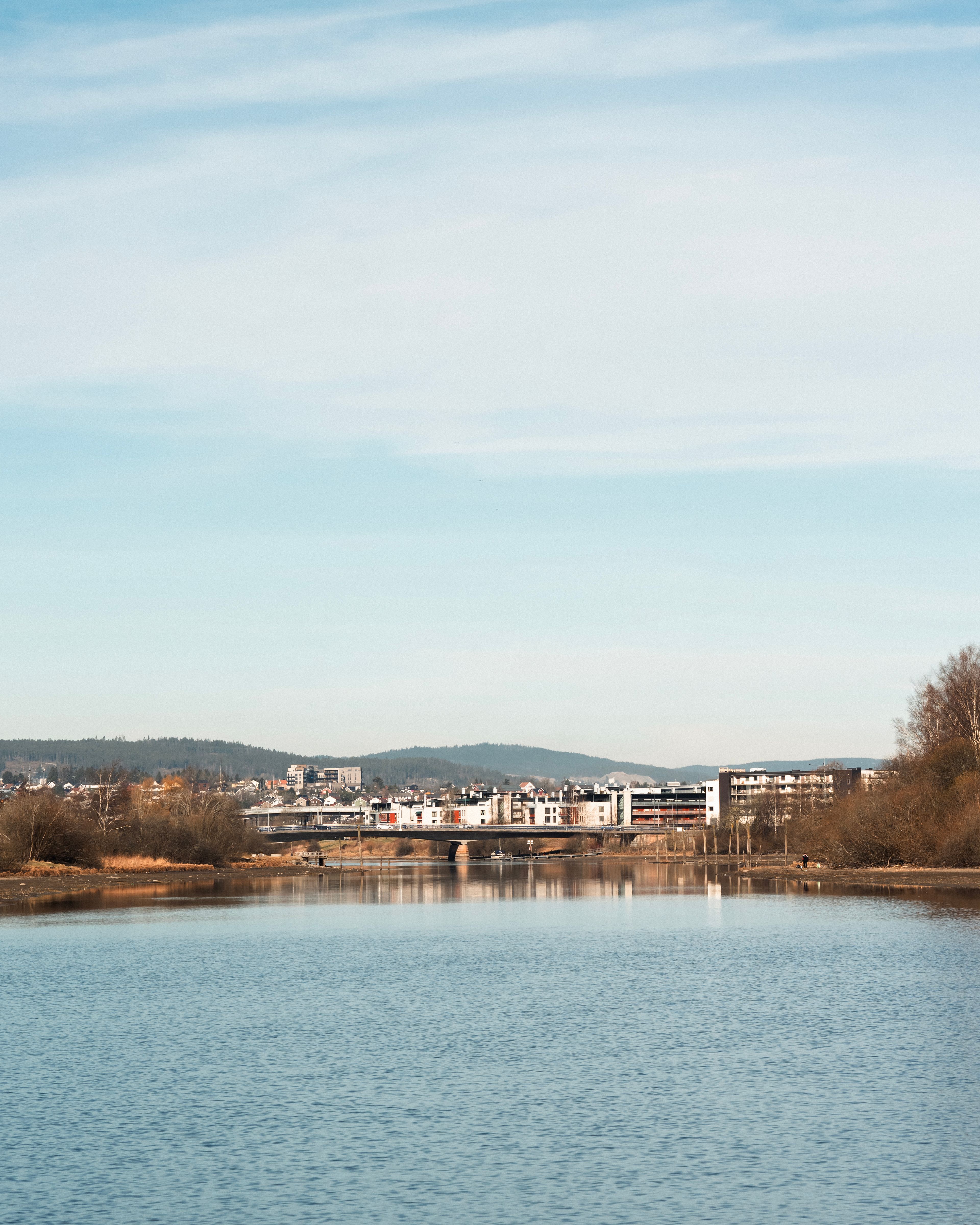 Bilde av elva og turområdet ved Låkehavna ser man rett over til Rælingen.