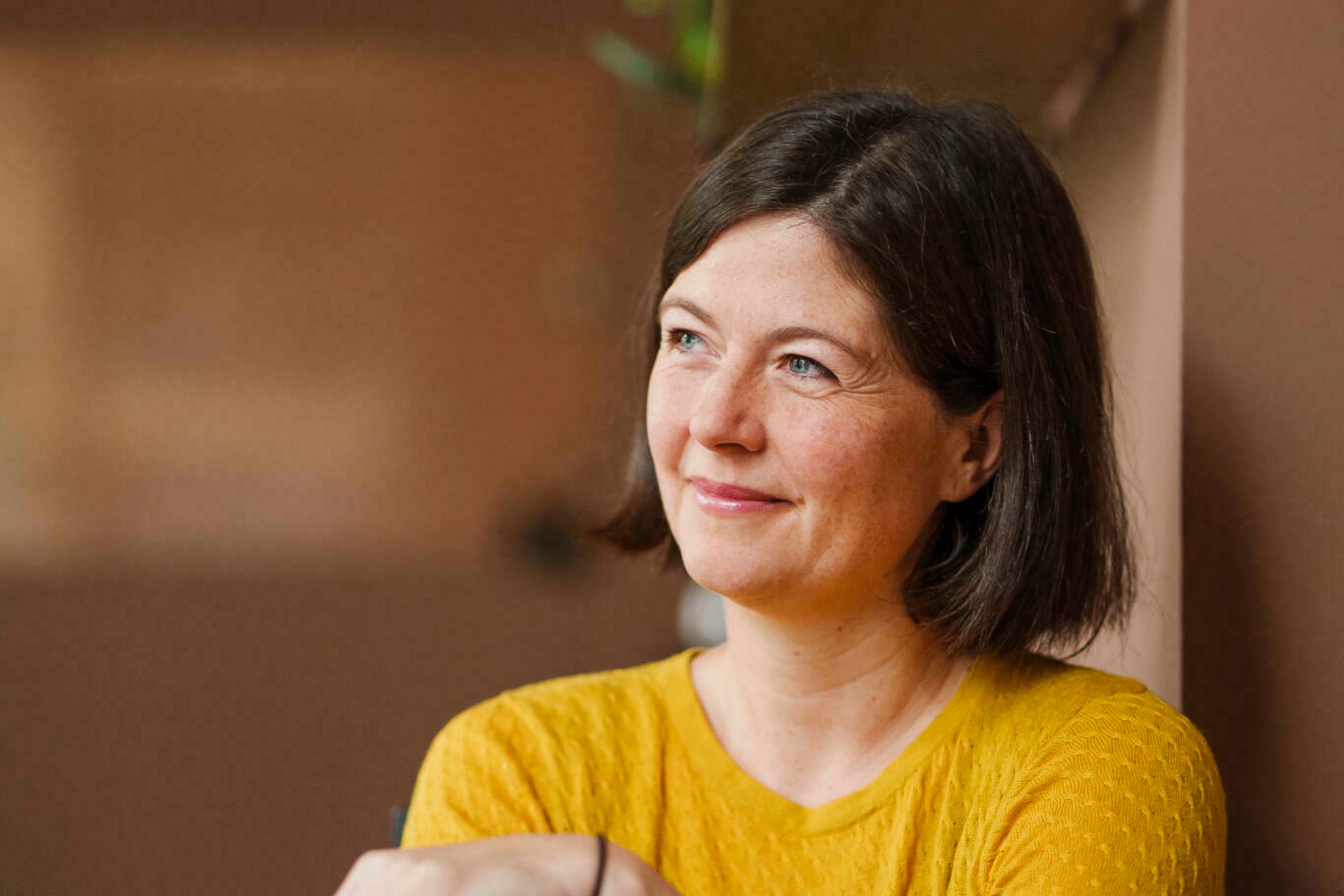 Ulvens nabolagsvert Katrin Schauer sitter i et ferskenmalt rom