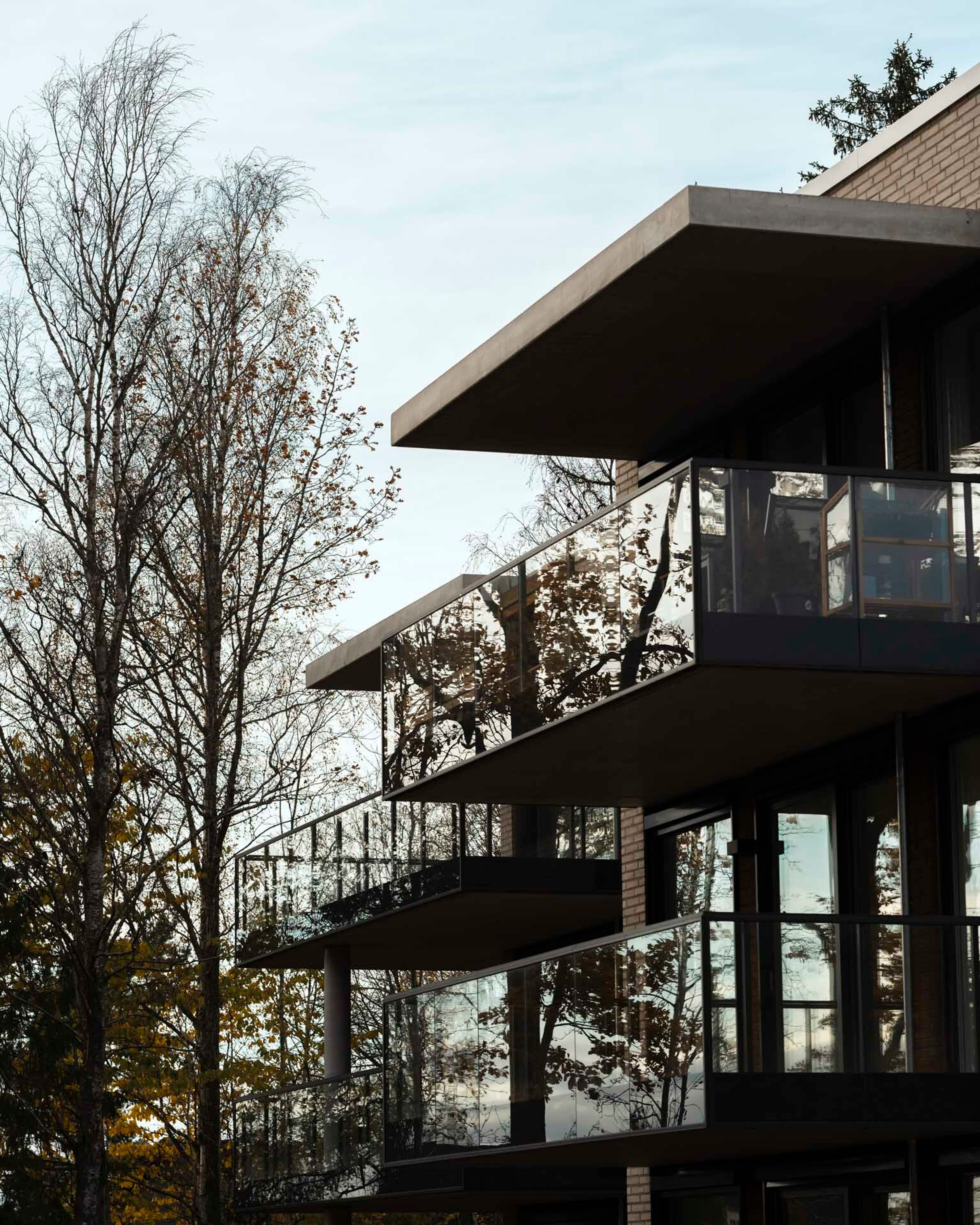 Foto av fasade på leilighetsbygg med balkonger, på Brekketunet i Ås