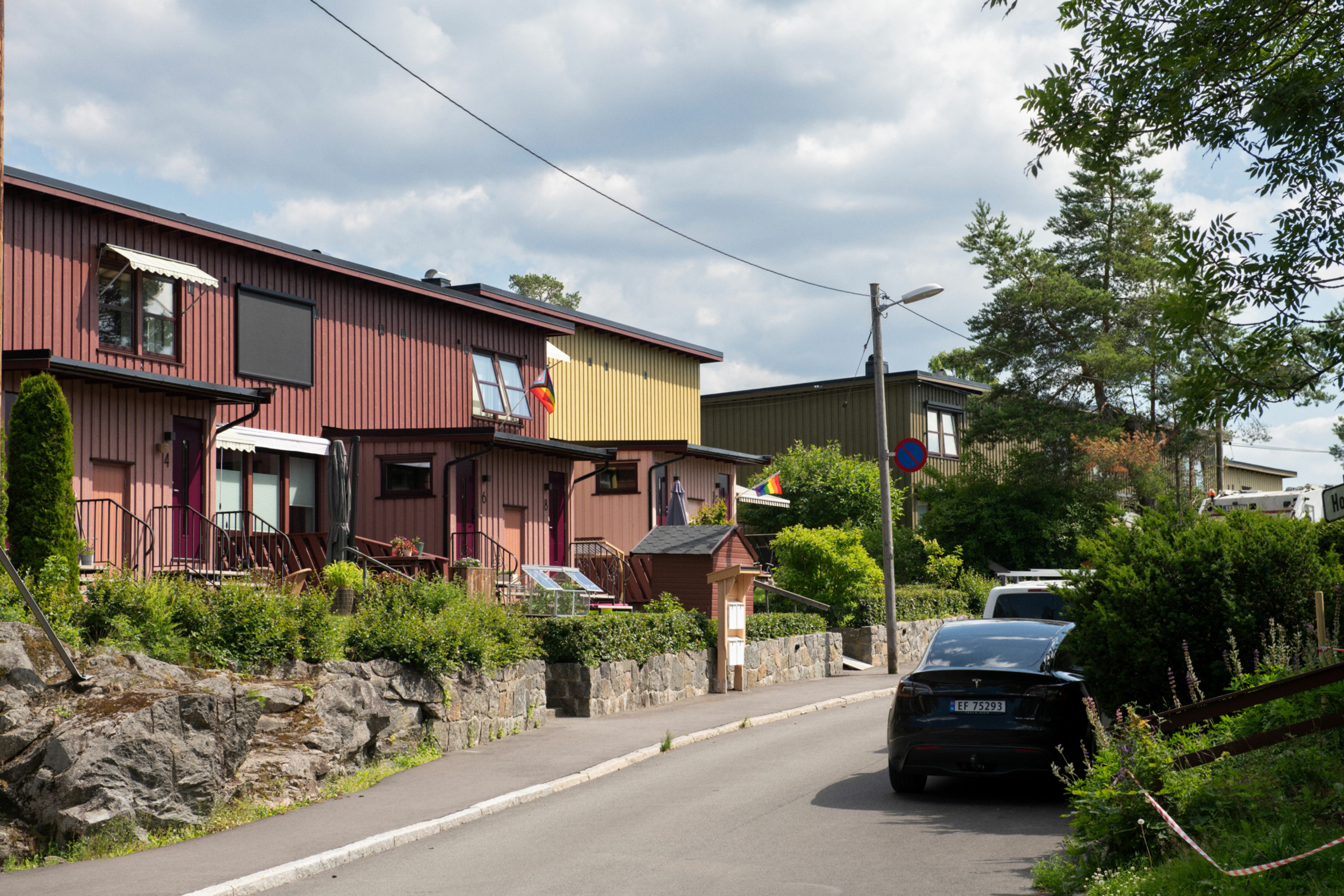 Flere av de fargerike rekkehusene i Beverdalen Borettslag.