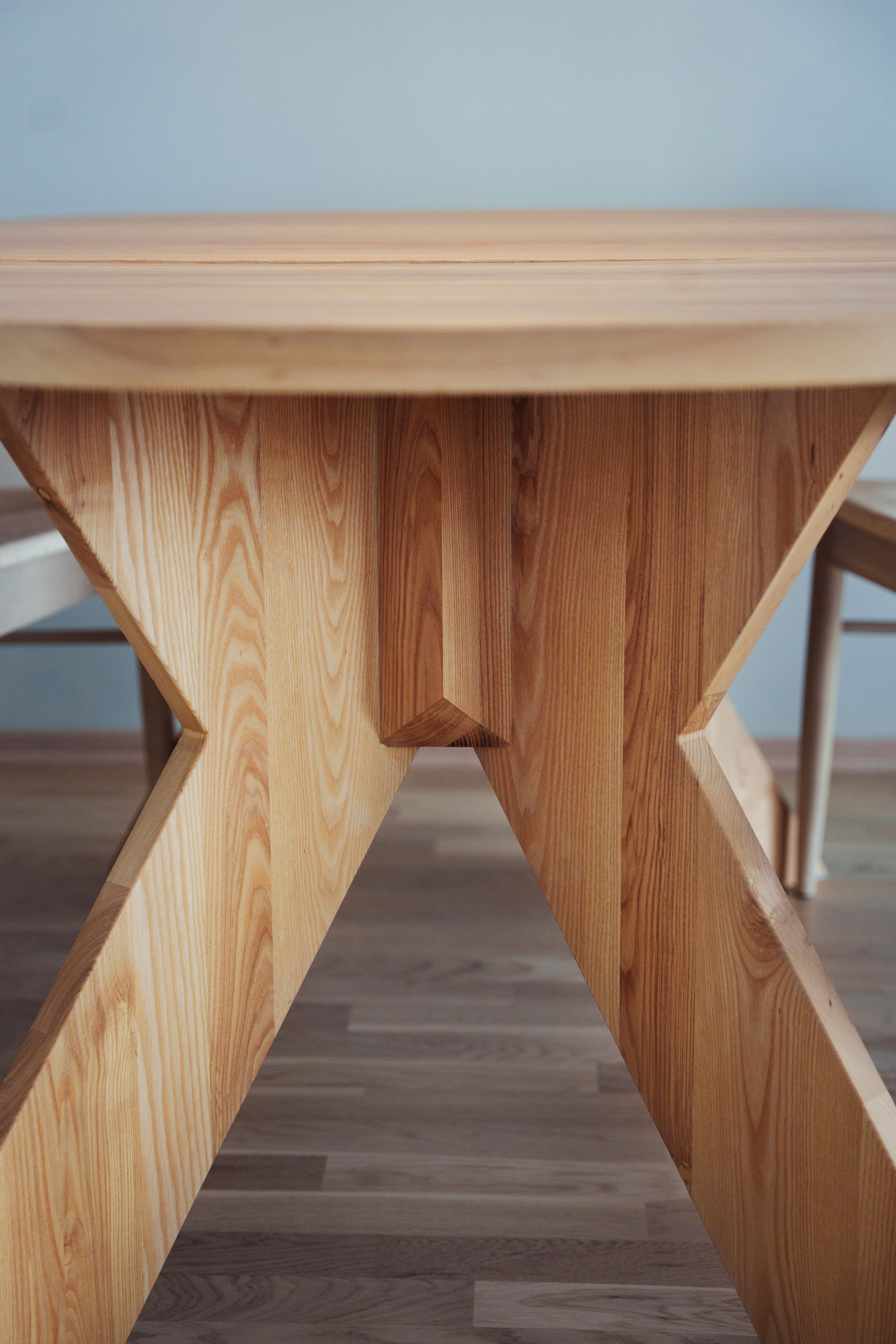 Nærbilde av detaljene av et stuebord i tre