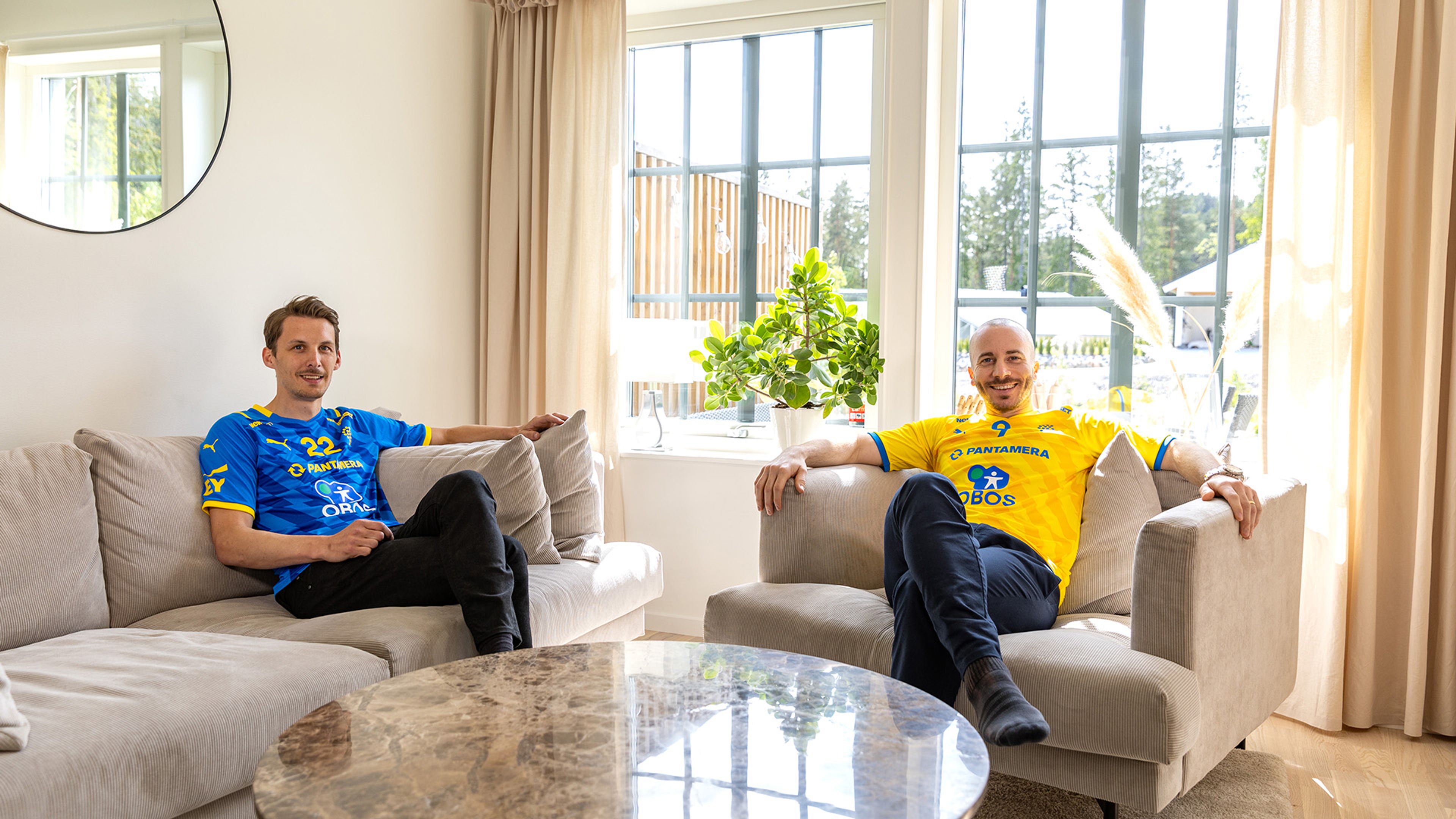 sitter i soffa och fåtölj tillsammans hemma