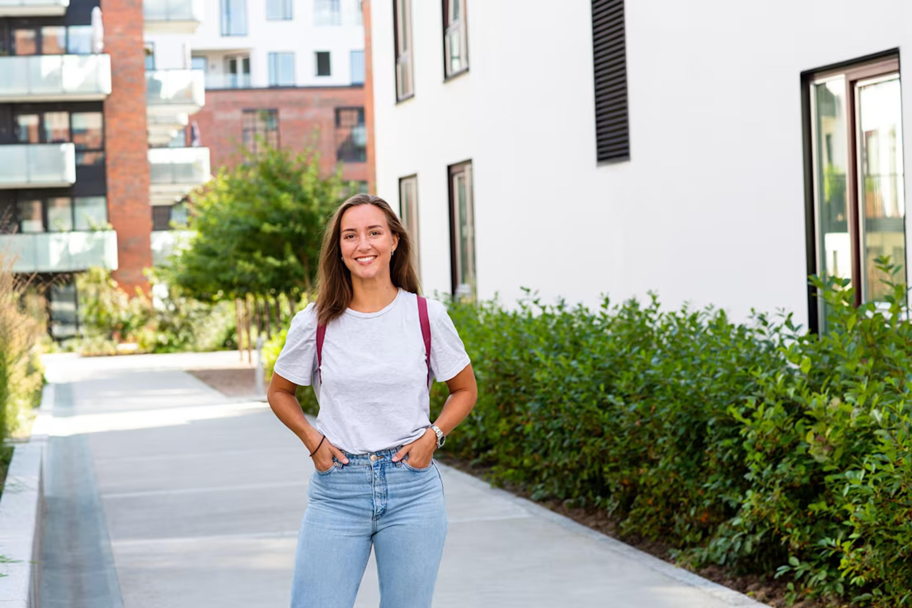 Tjej utanför OBOS lägenheter