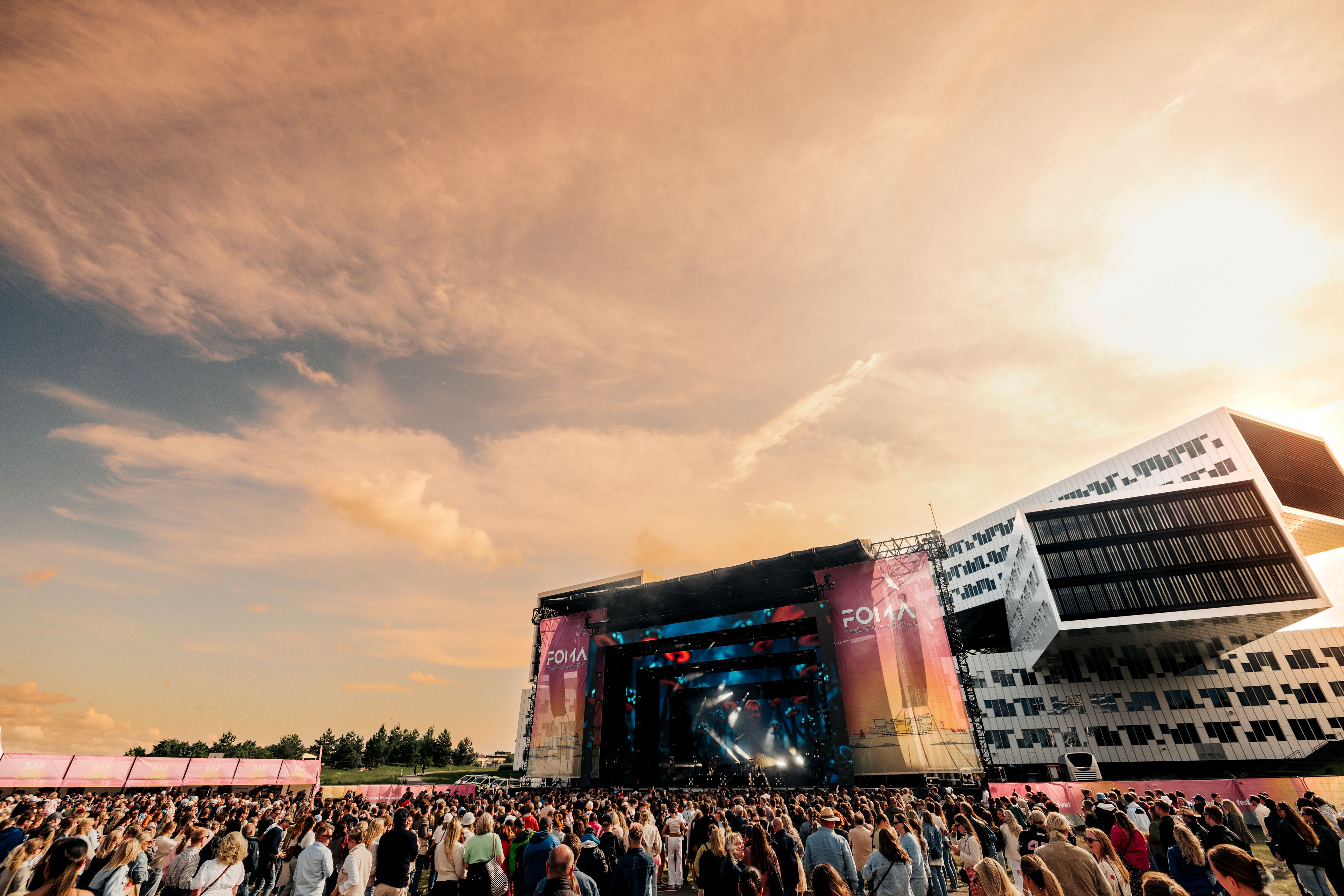 Foto av utsikten mot scenen på Fornebu under FOMA festival med publikum.
