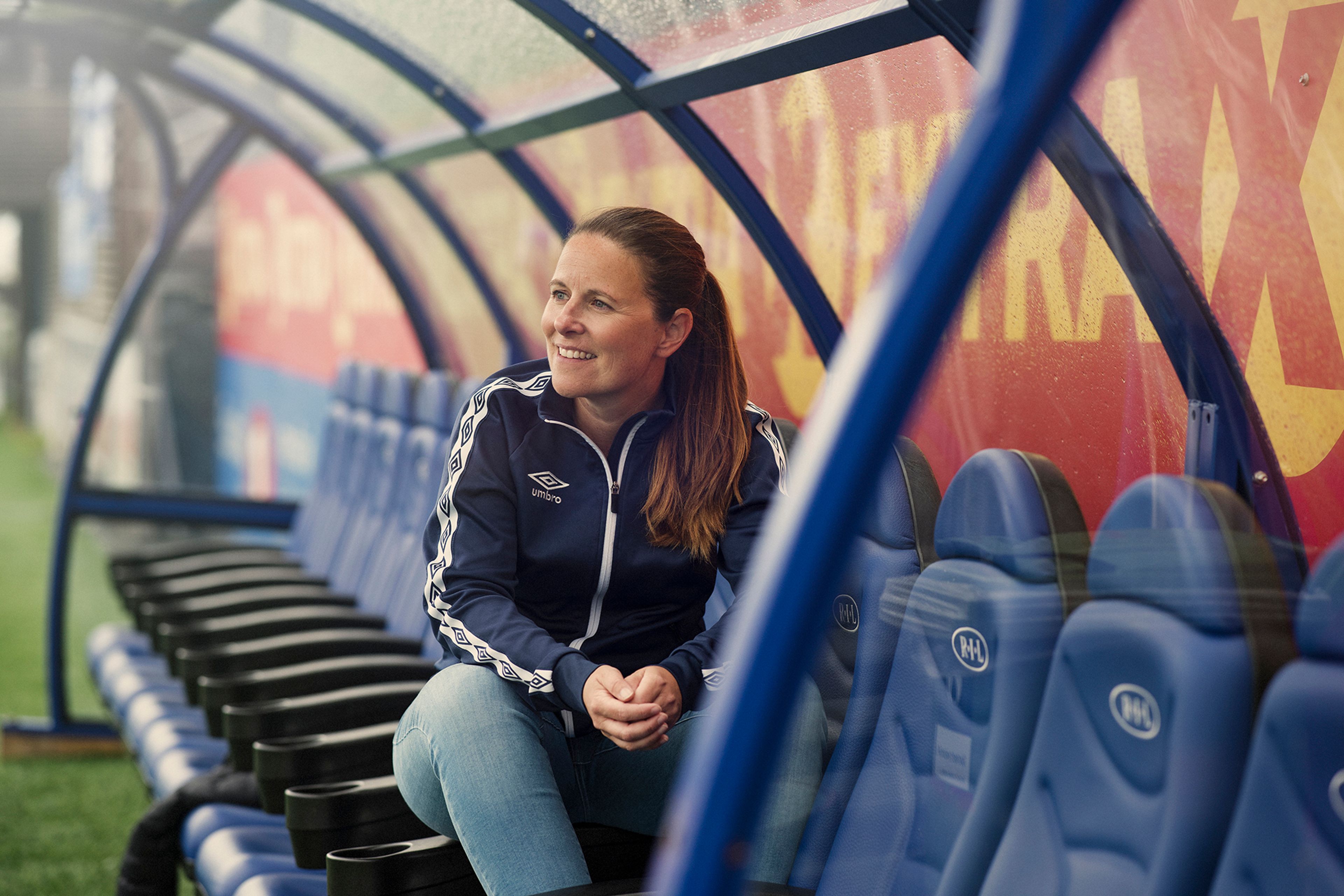 Stina Mostervik sitter på benken på Ranheim Stadion.
