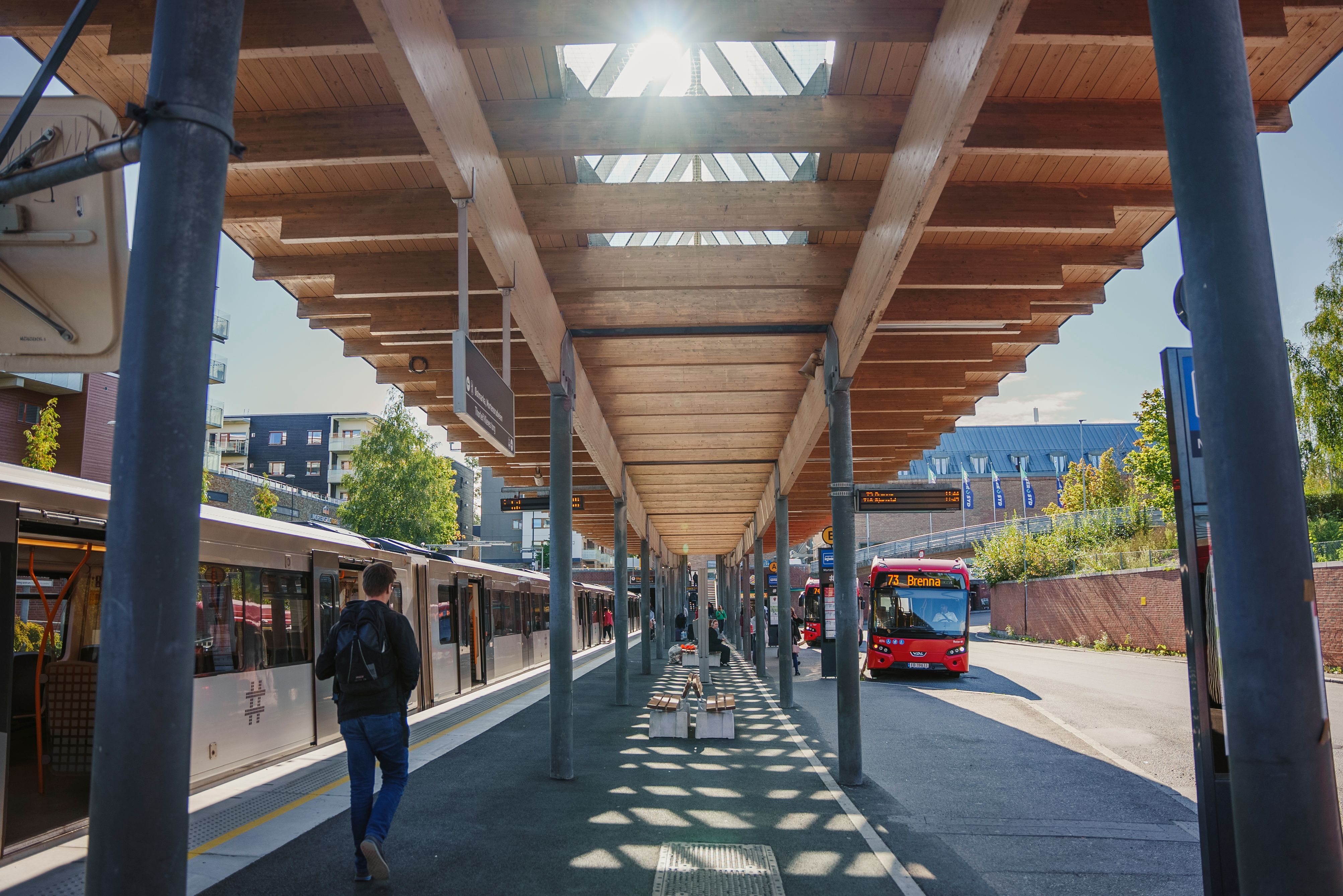 Bilde av Mortensrud stasjon med T-bane og buss.