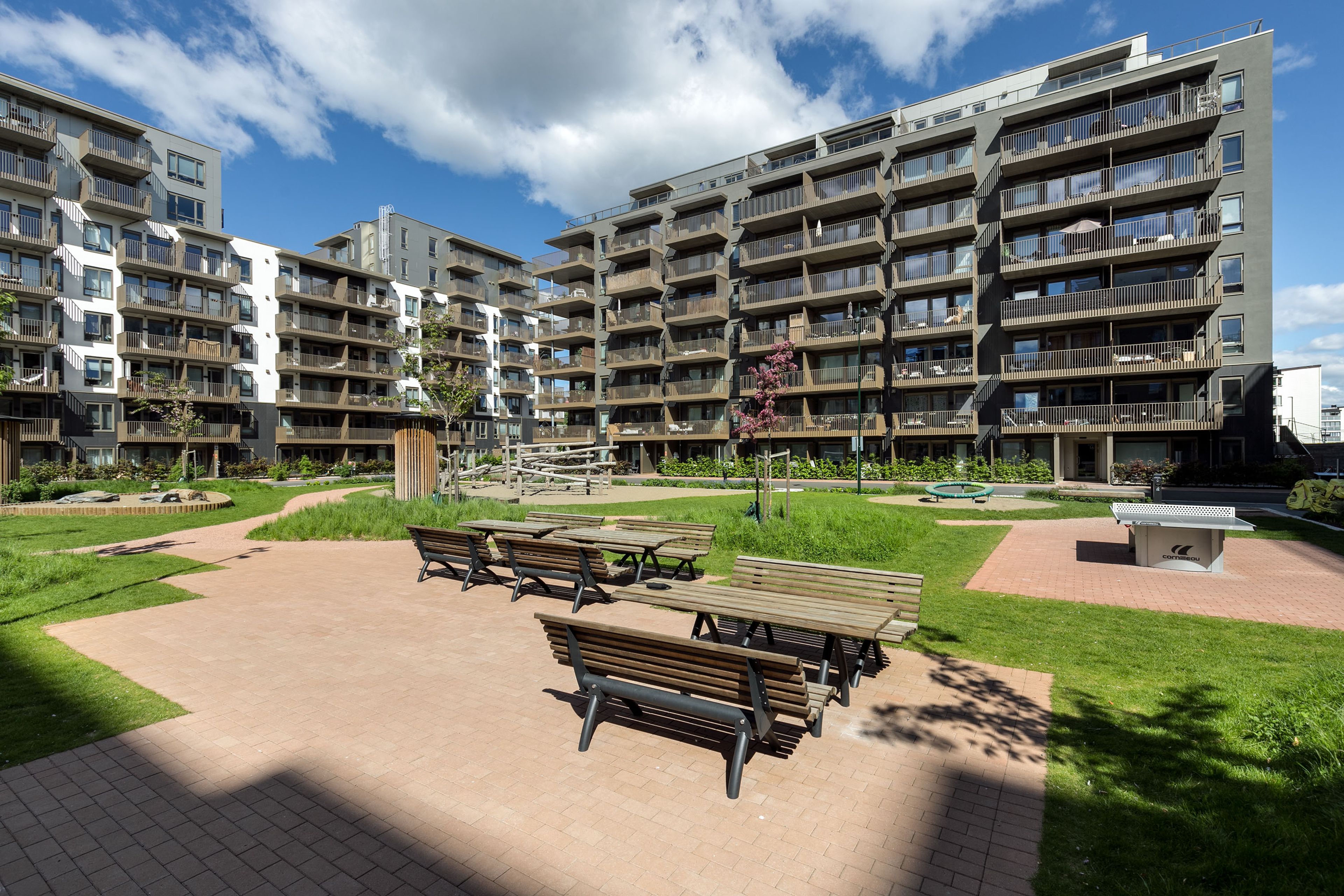 Sittegrupper i parkområdet mellom husene på MIDT.