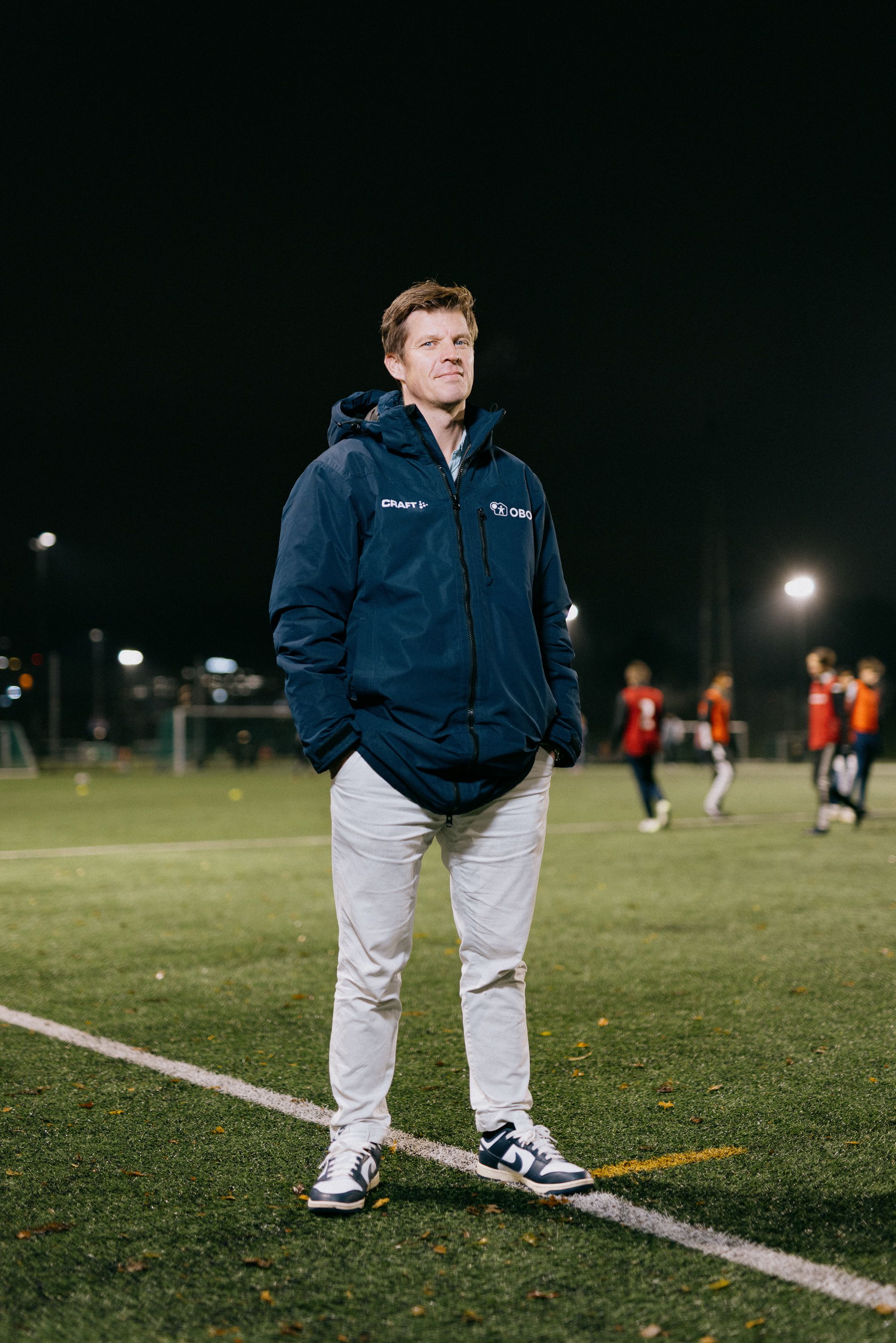 Sponsorsjef Rasmus Aarflot på fotballbanen.