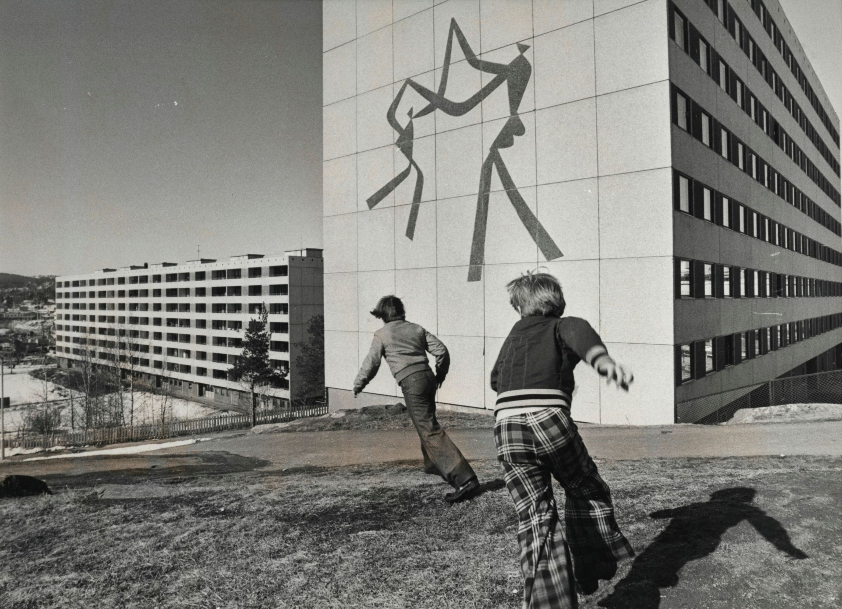 Historisk foto av to barn leker foran Haugenstua borettslag i Oslo.