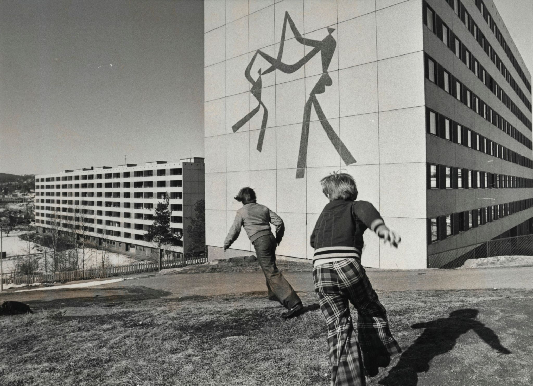 Historisk foto av to barn leker foran Haugenstua borettslag i Oslo.