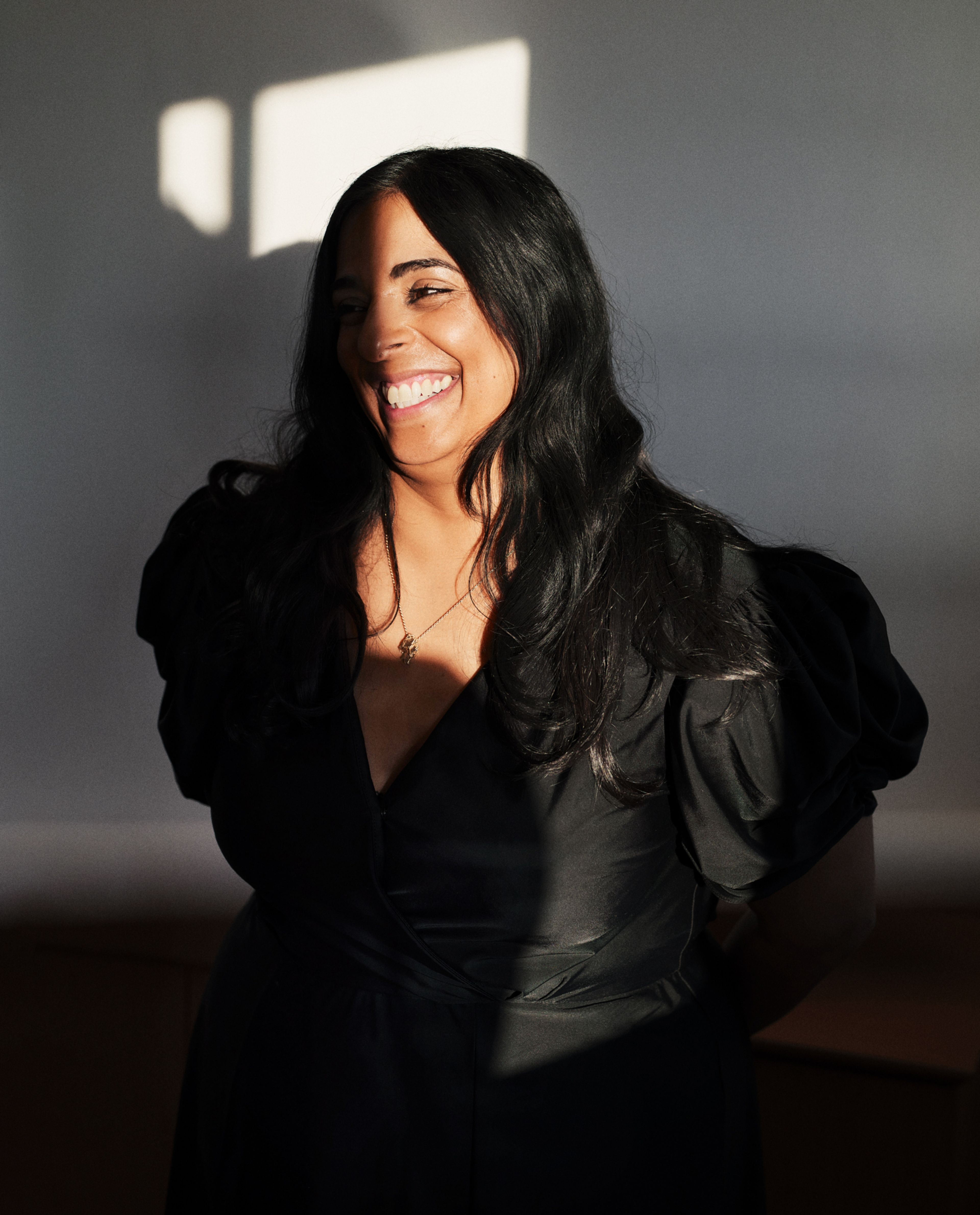 Foto av Lubna som smiler.