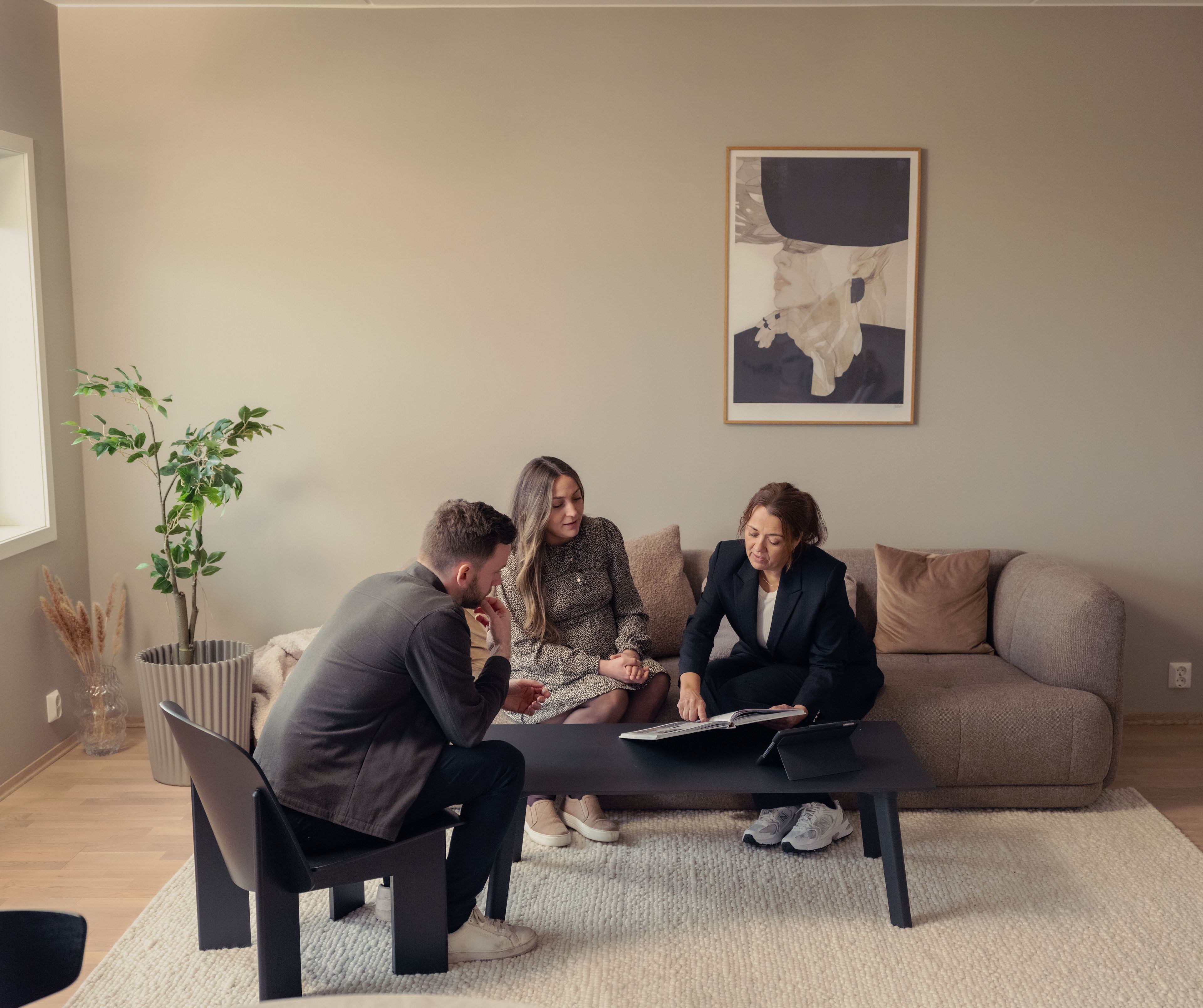 En megler snakker med noen potensielle boligkjøpere