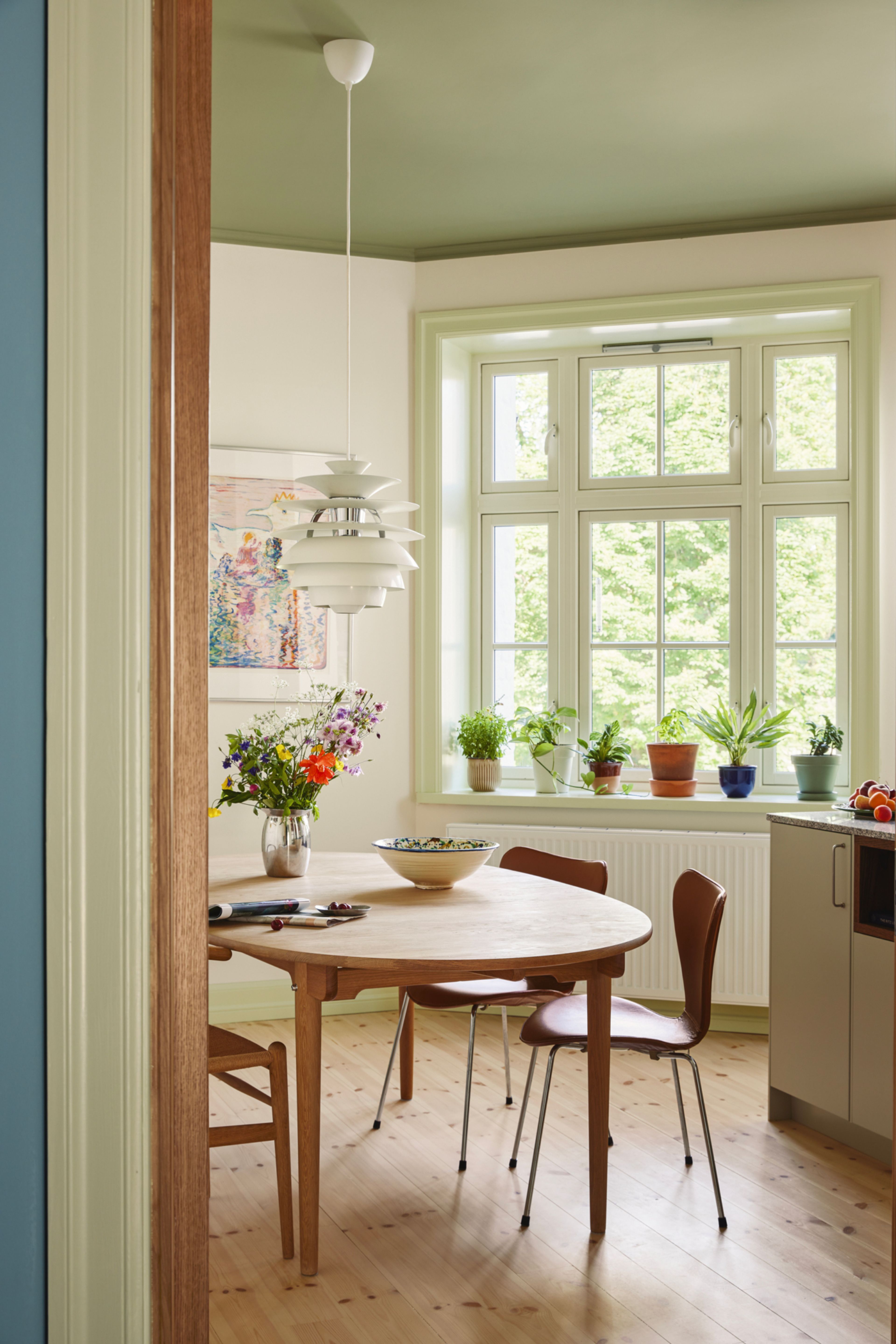 På kjøkkenet står det et spisebord i heltre eik med syver-stoler rundt.