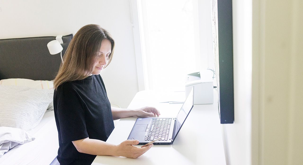 Styreleder i sameiet Årvolltoppen sitter og jobber med styrearbeid