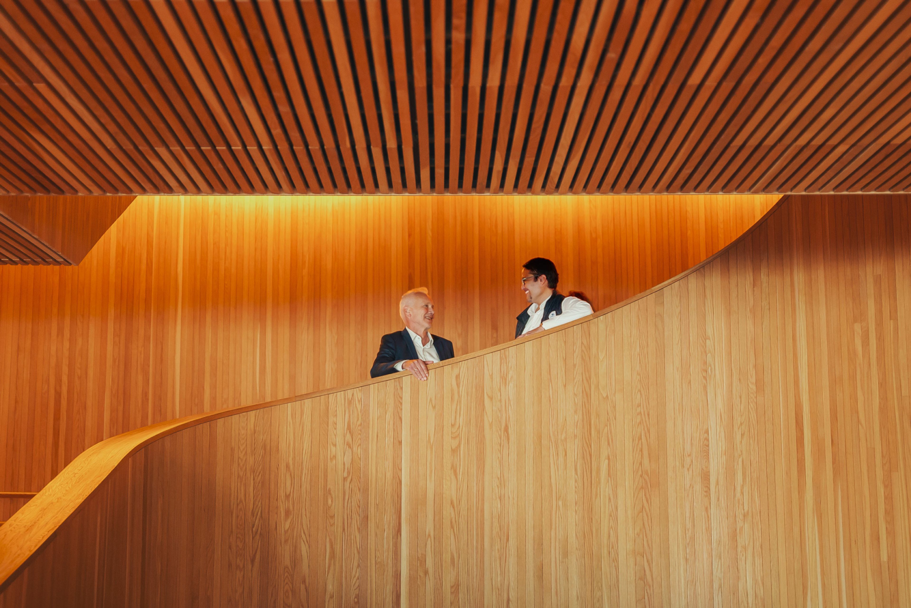 Daniel og Geir står i trappa i Operaen.