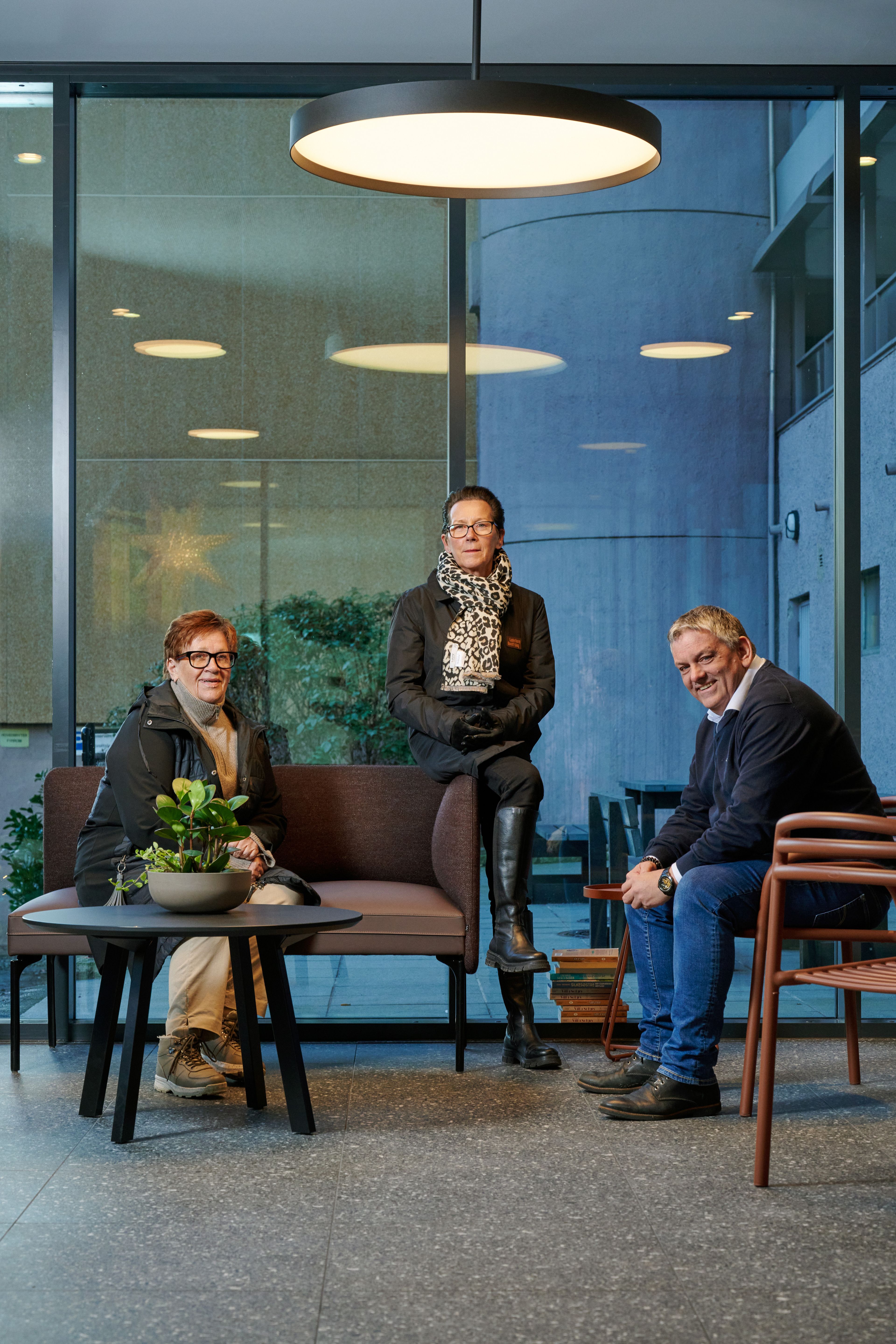 Daglig leder Atle Midtbø sammen med styreleder og beboer i fellesareal i Lyderhorn borettslag.