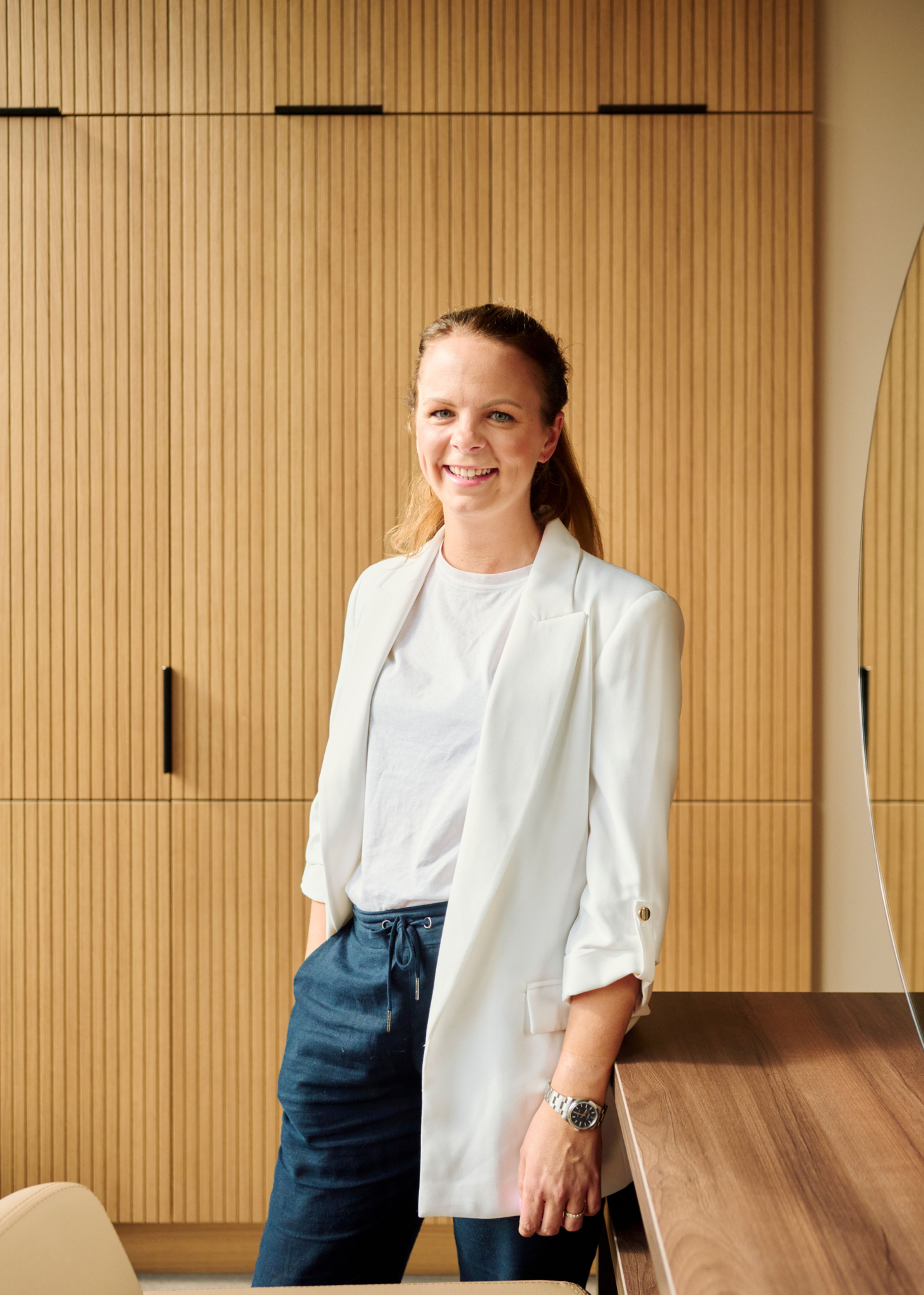 Daglig leder Stine smiler til kameraet.
