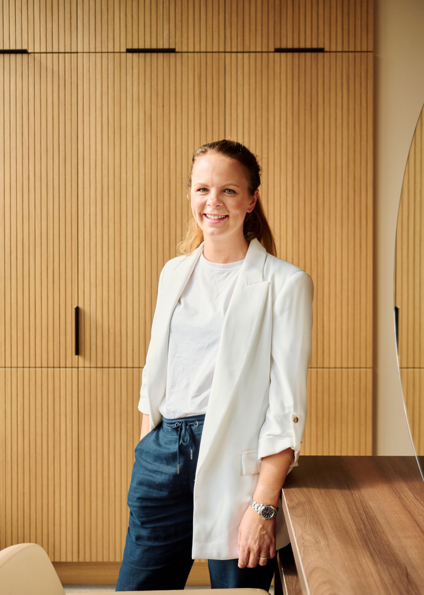 Daglig leder Stine smiler til kameraet.