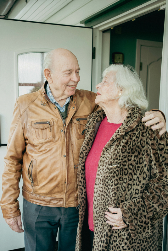 Svein og Unni holder rundt hverandre utenfor ytterdøra og ser på hverandre