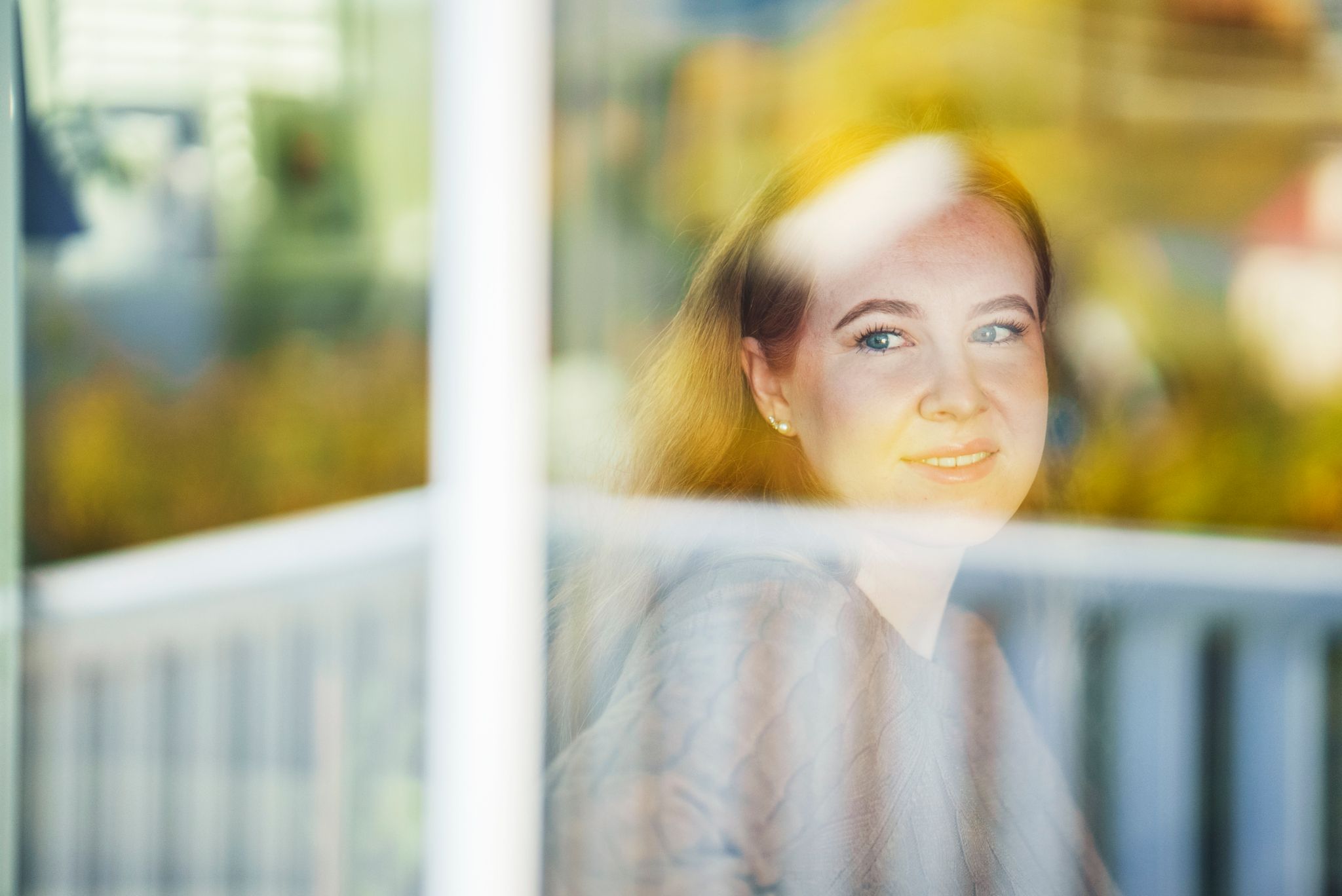 Foto av Kristina, som har kjøpt leilighet med forkjøpsrett, inne.